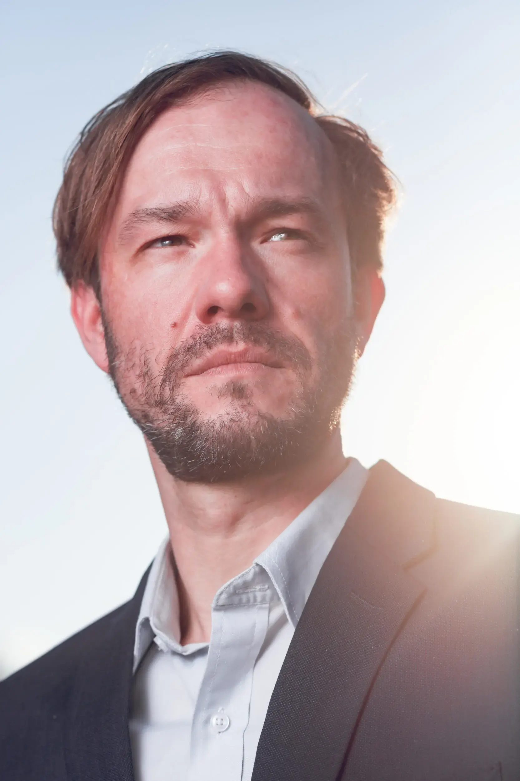 Portrait von Tim Wildner im Sonnenlicht