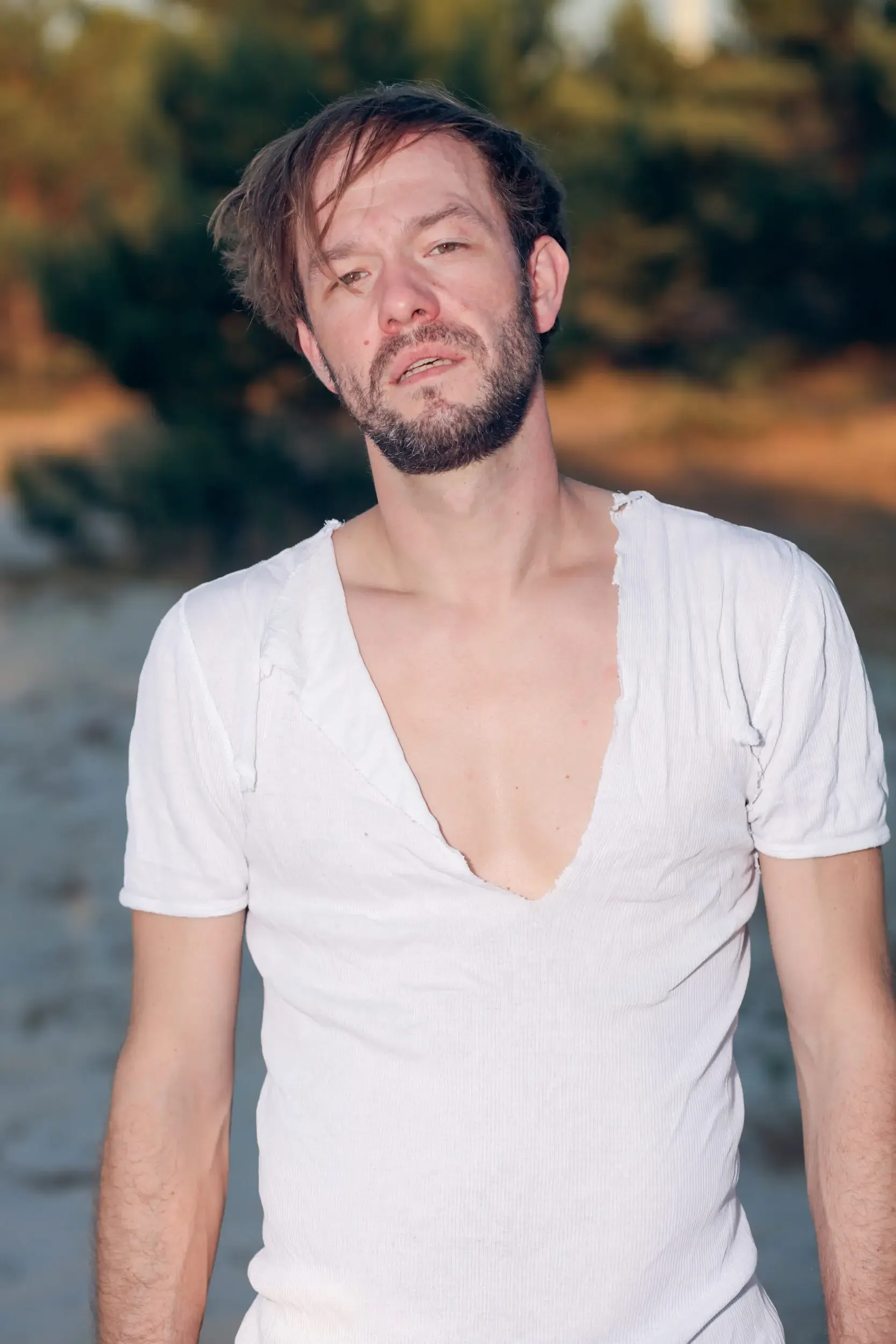Portrait von Tim Wildner in weissem Shirt im Freien