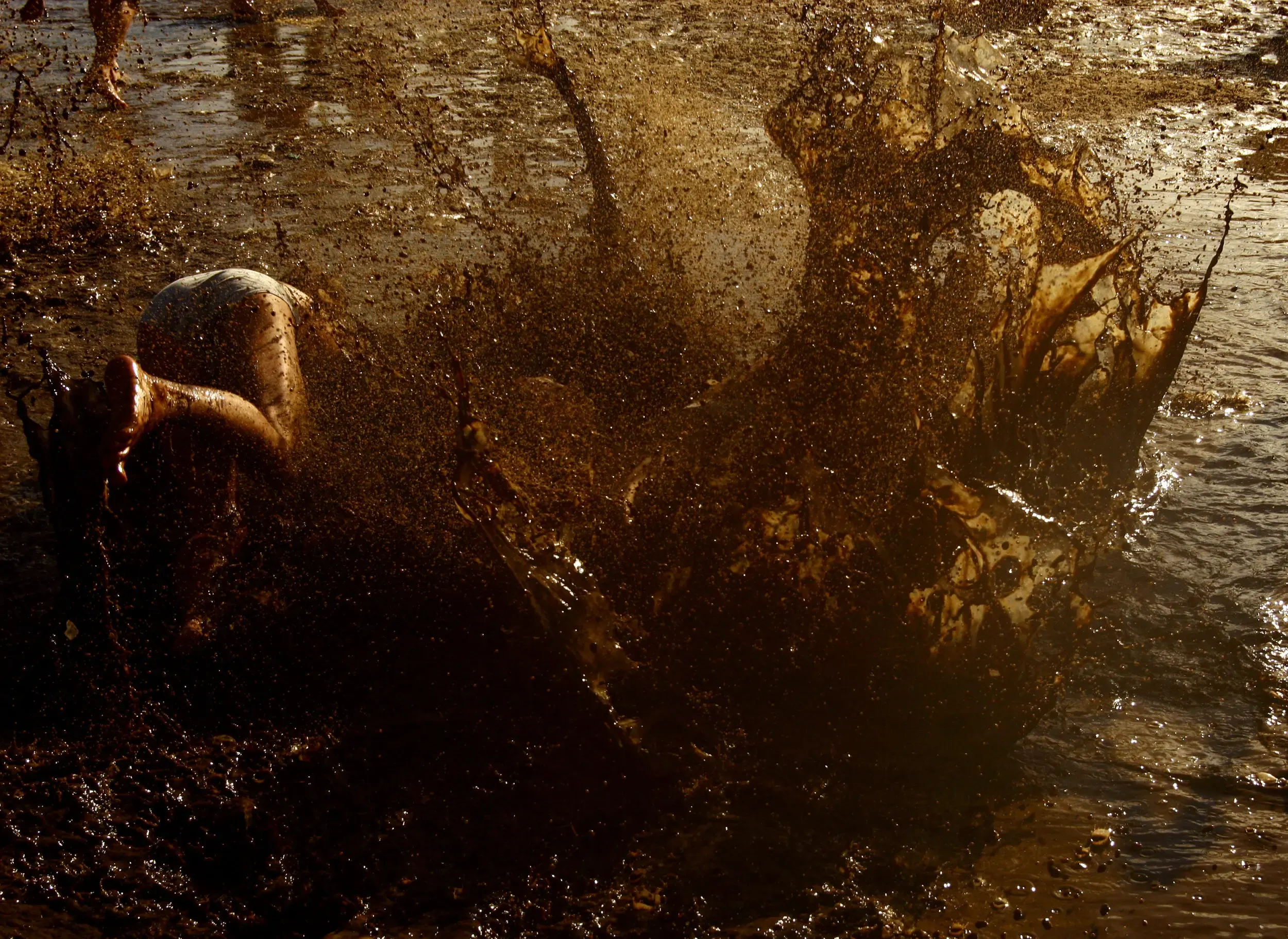 Person spritzt durch trübes braunes Wasser, under(water) love