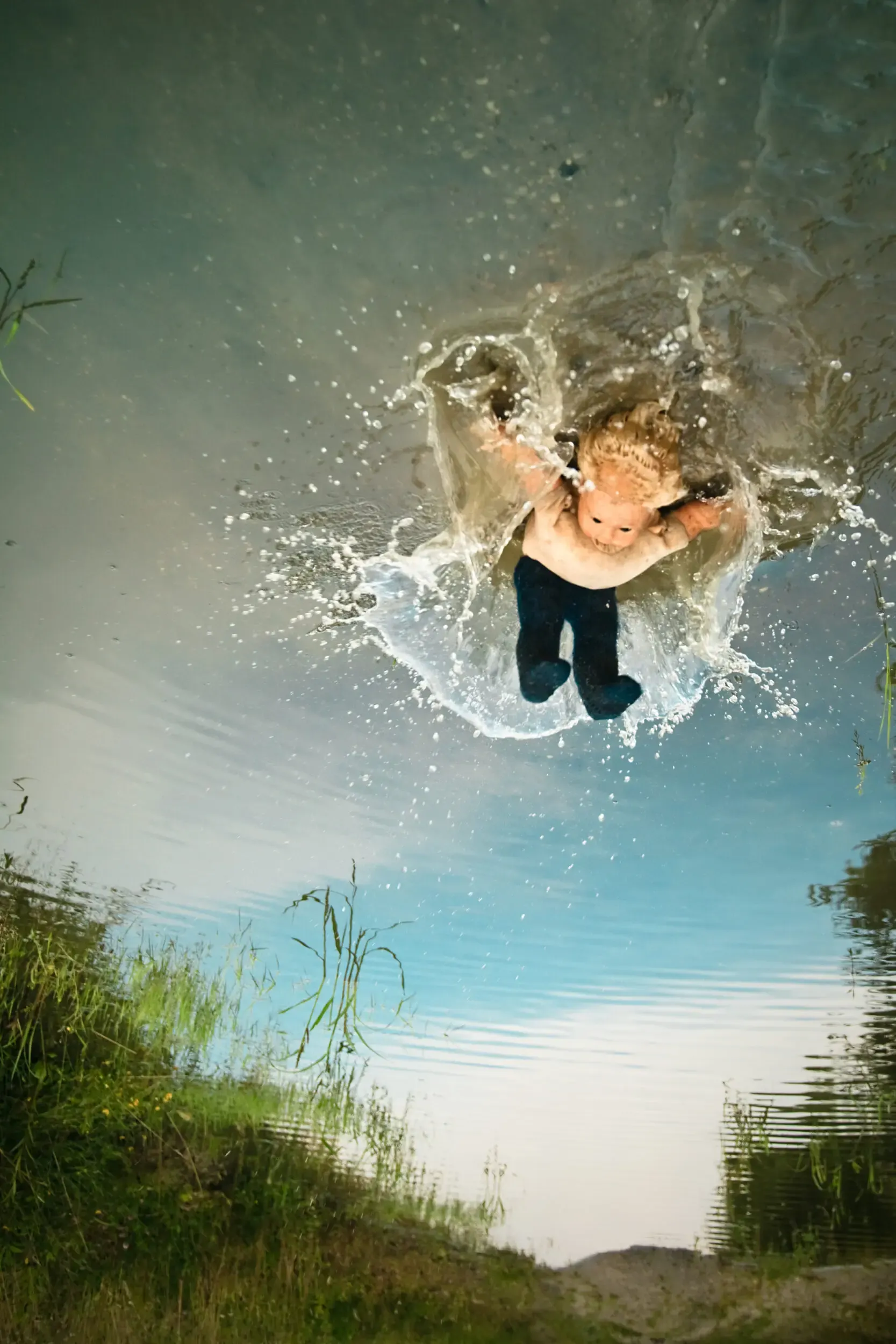 Person fällt kopfüber ins Wasser, Spiegelung des Himmels, under(water) love