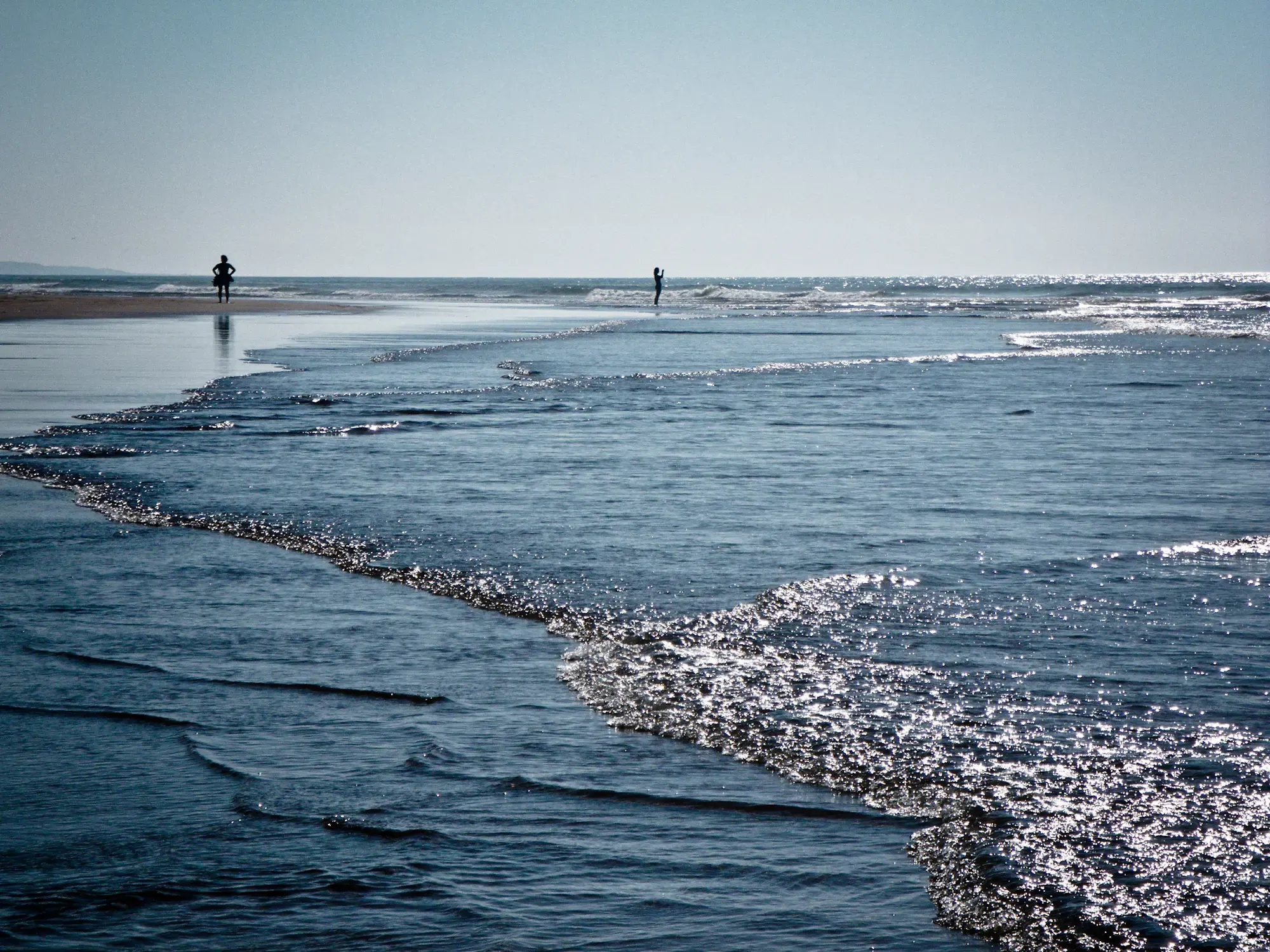 Zwei Personen gehen am Strand entlang, under(water) love