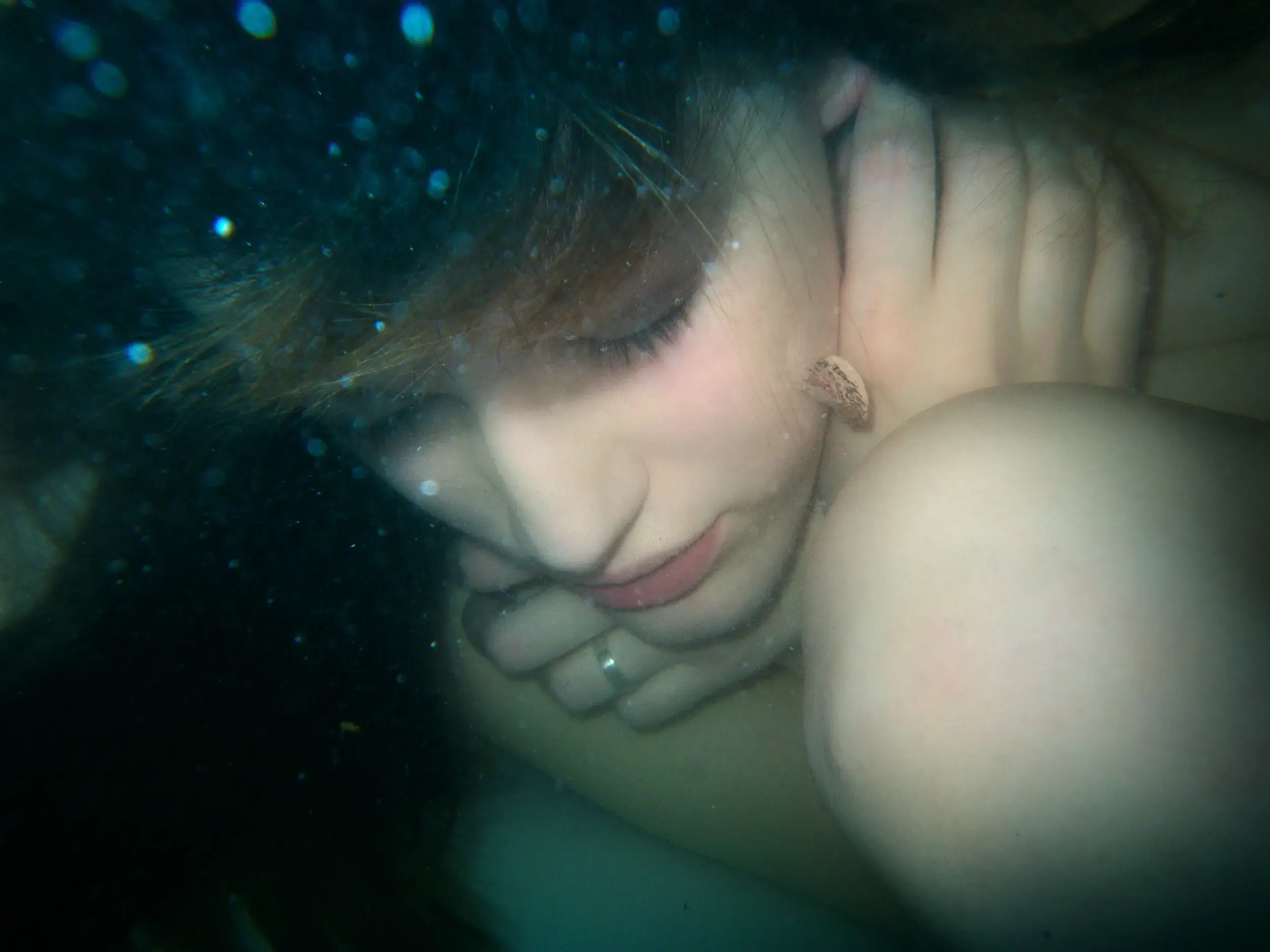 Traumhaftes Unterwasserportrait einer Frau in Blautönen, under(water) love
