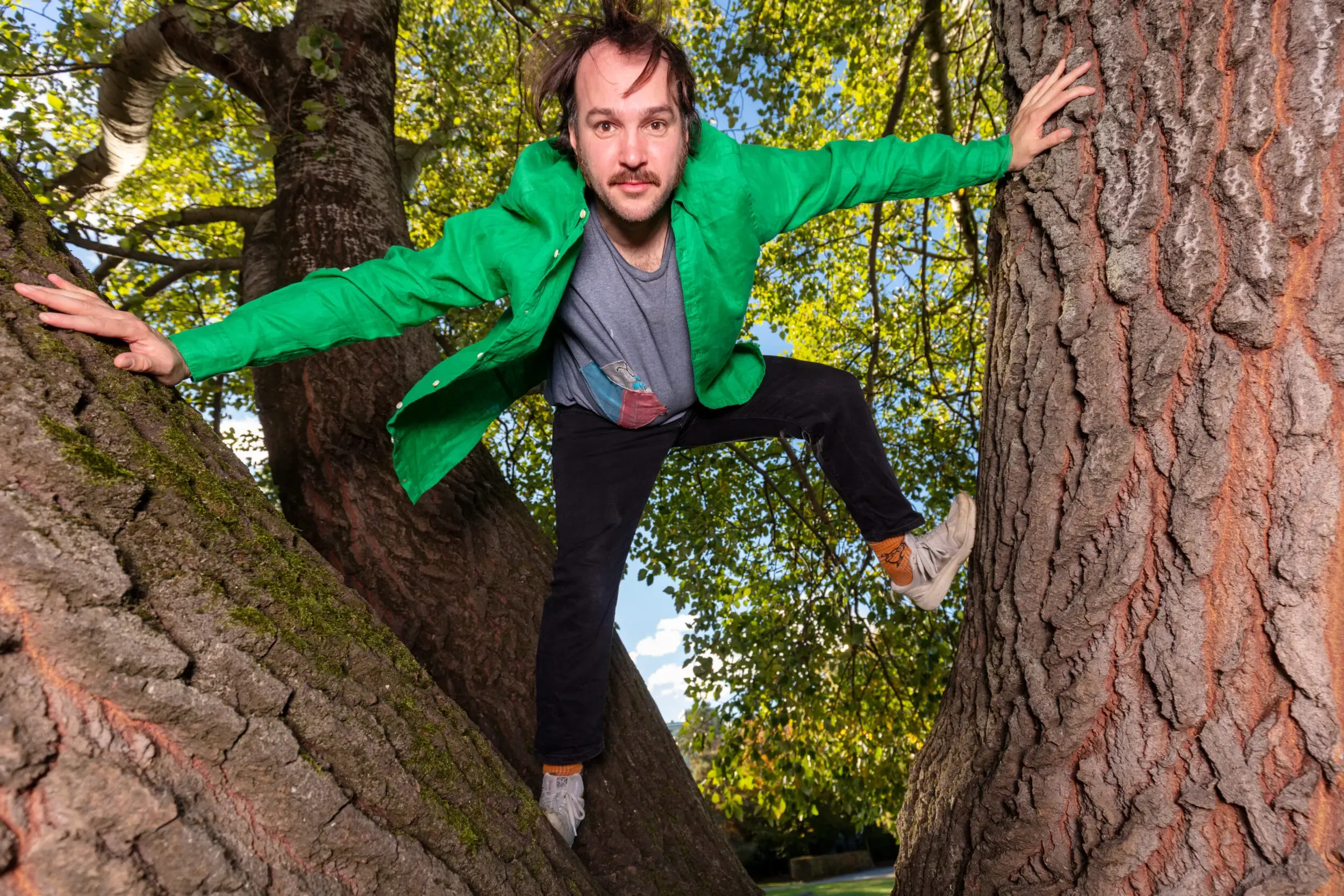 Valerio Moser klettert in einem herbstlichen Baum