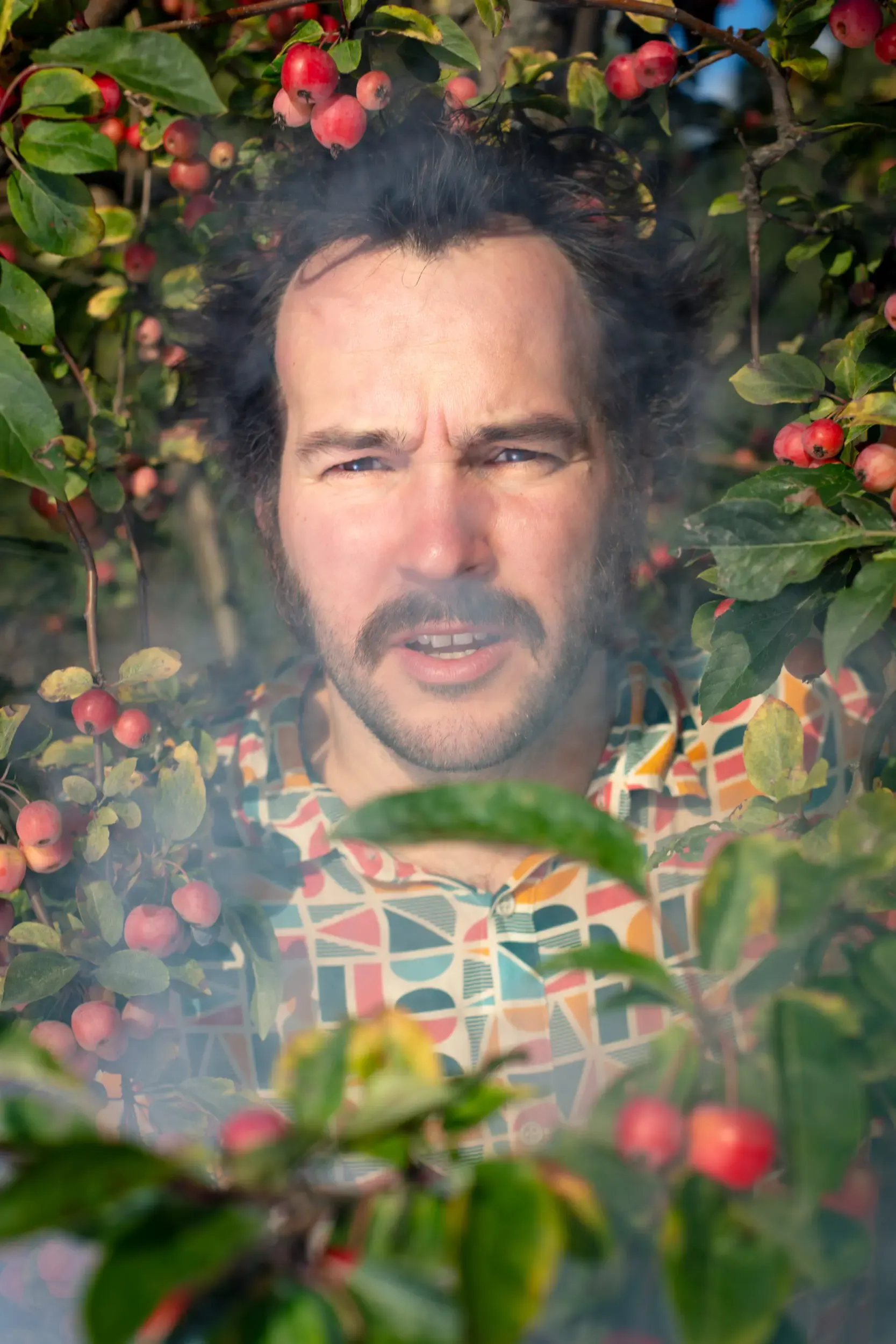 Portrait von Valerio Moser zwischen Apfelbaumzweigen