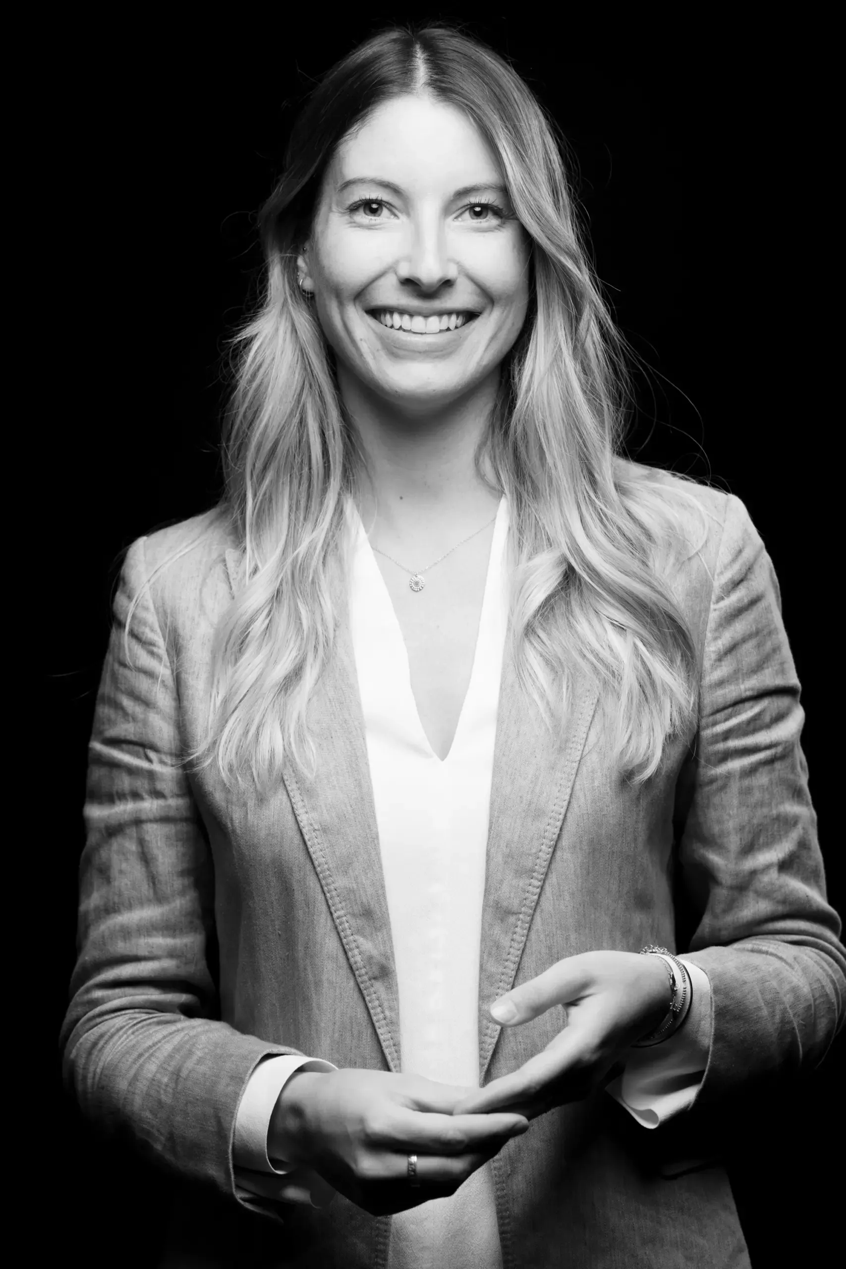 Portrait einer lächelnden Frau im Blazer, Verve Ventures