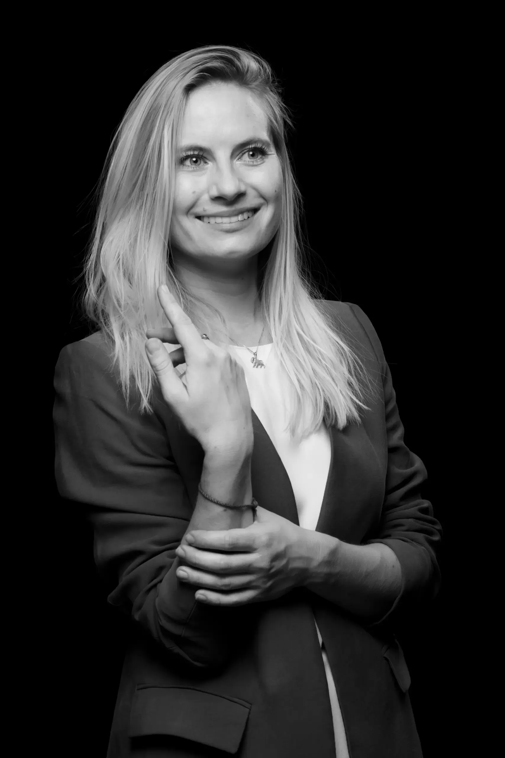Portrait einer lächelnden blonden Frau im Blazer, Verve Ventures