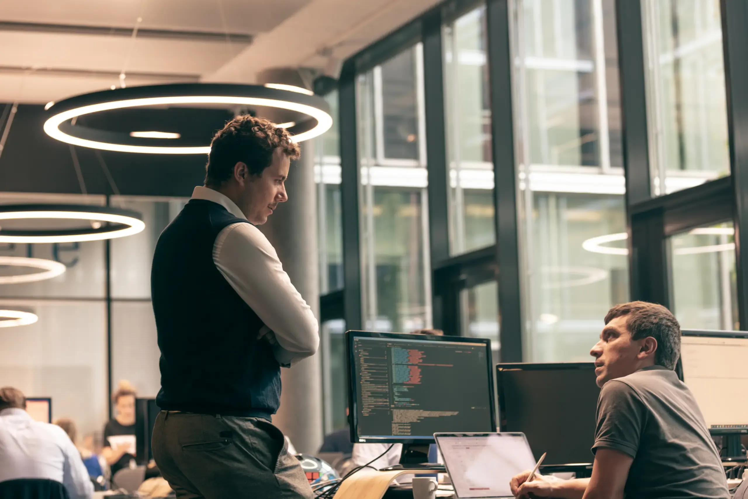 Zwei Männer im Gespräch in einem modernen Grossraumbüro, Verve Ventures