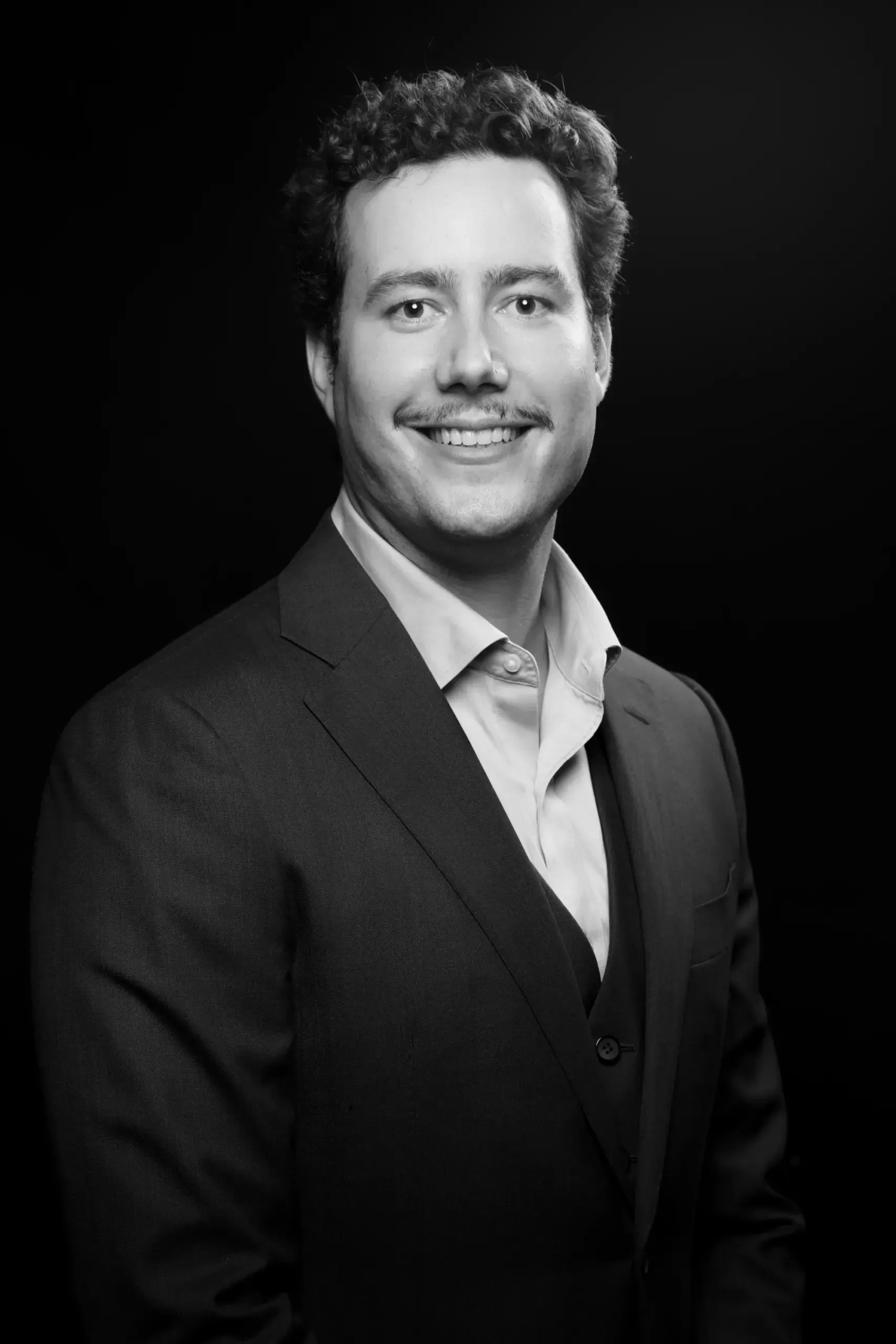 Portrait eines lächelnden Mannes im Anzug, Verve Ventures