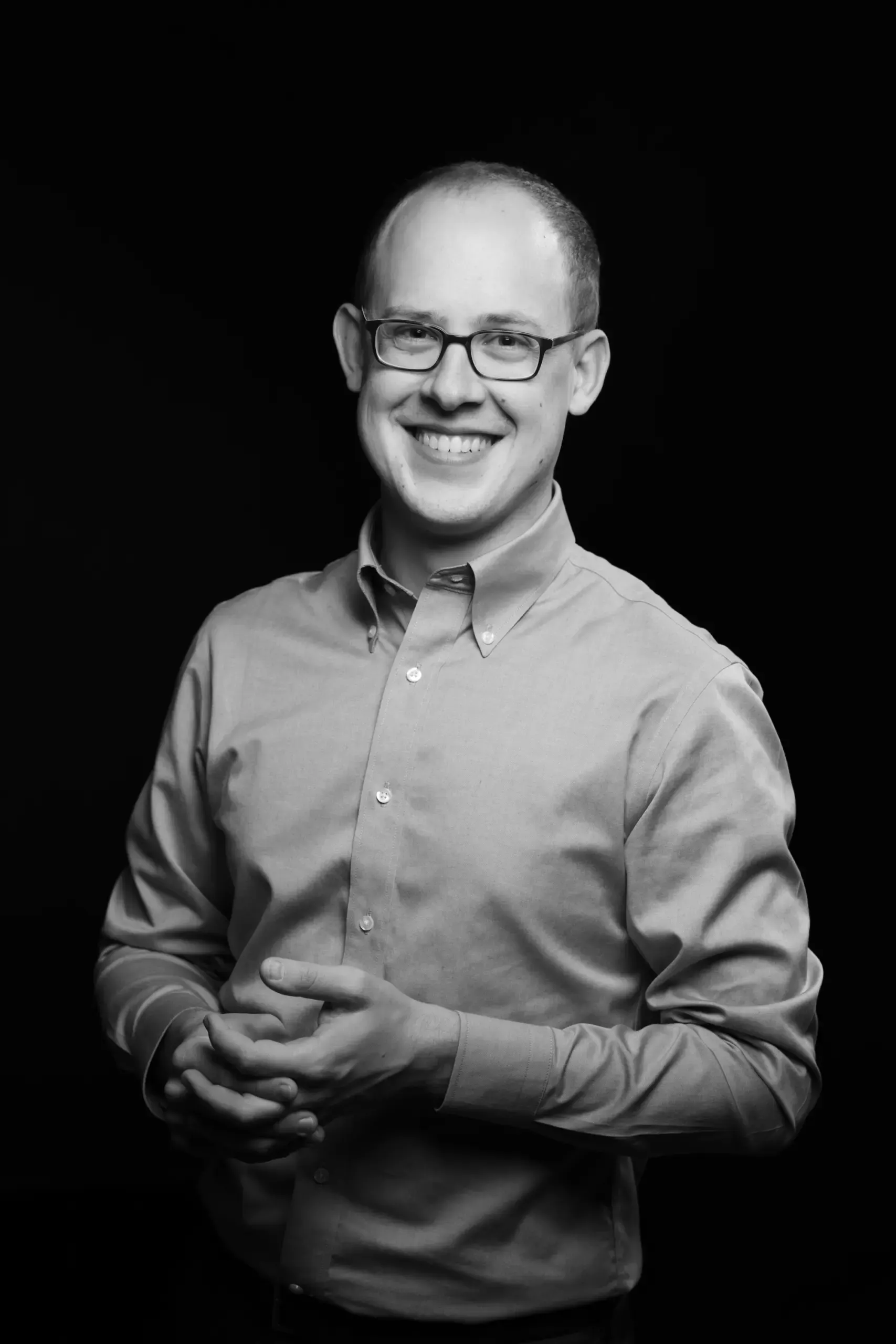 Portrait eines lächelnden Mannes mit Brille und verschränkten Armen, Verve Ventures