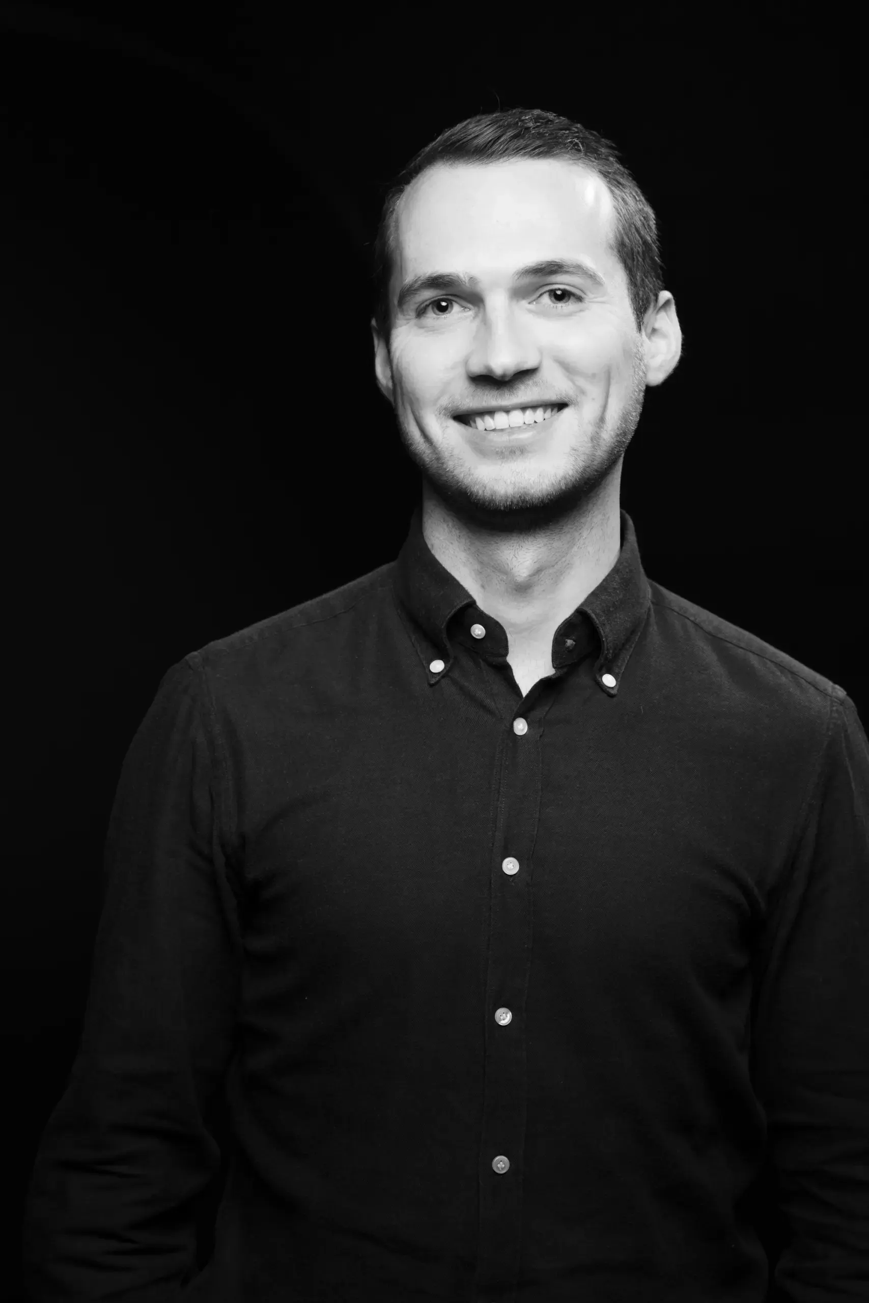 Portrait eines lächelnden Mannes im dunklen Hemd, Verve Ventures