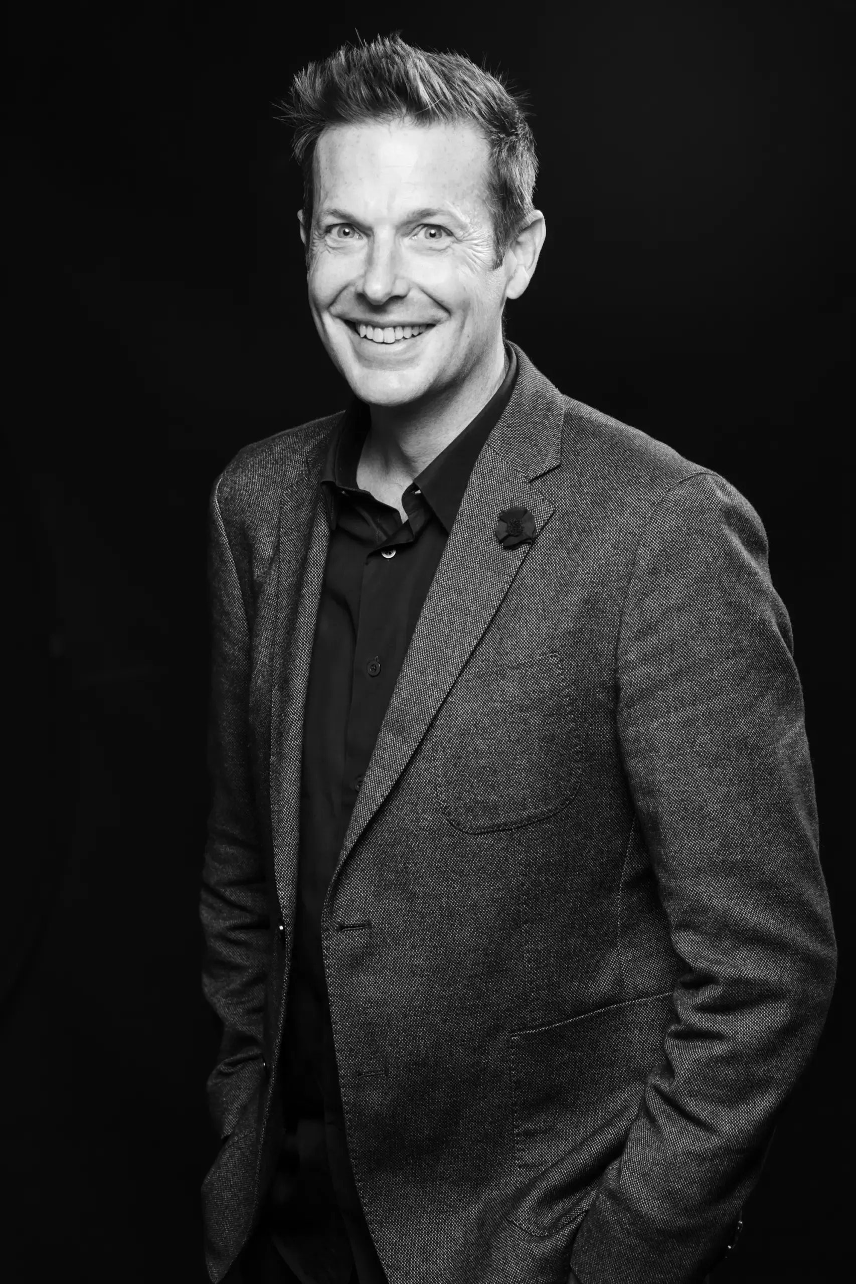 Portrait eines stehenden Mannes im Jackett, Verve Ventures