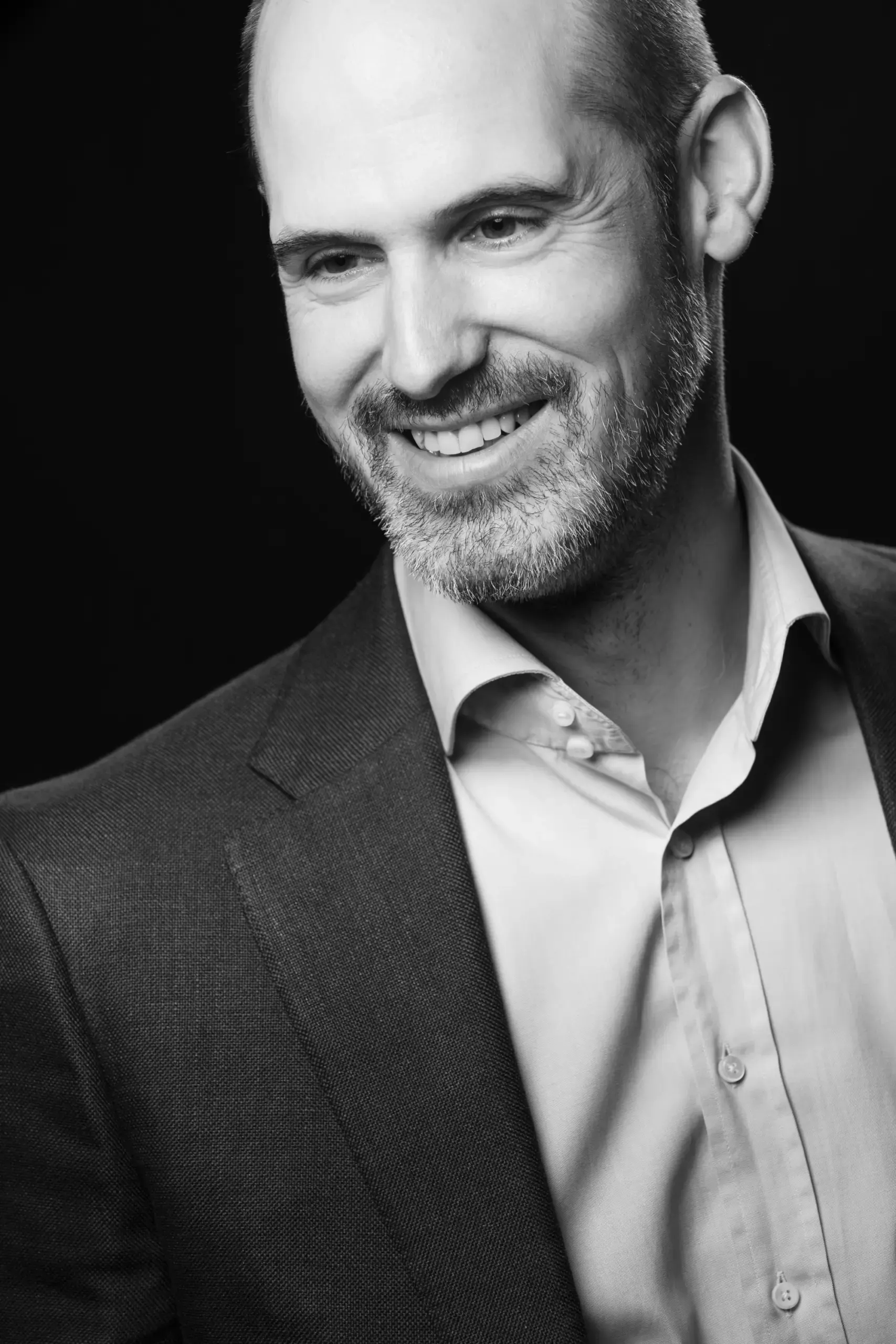 Portrait eines lächelnden Mannes im Hemd, Verve Ventures