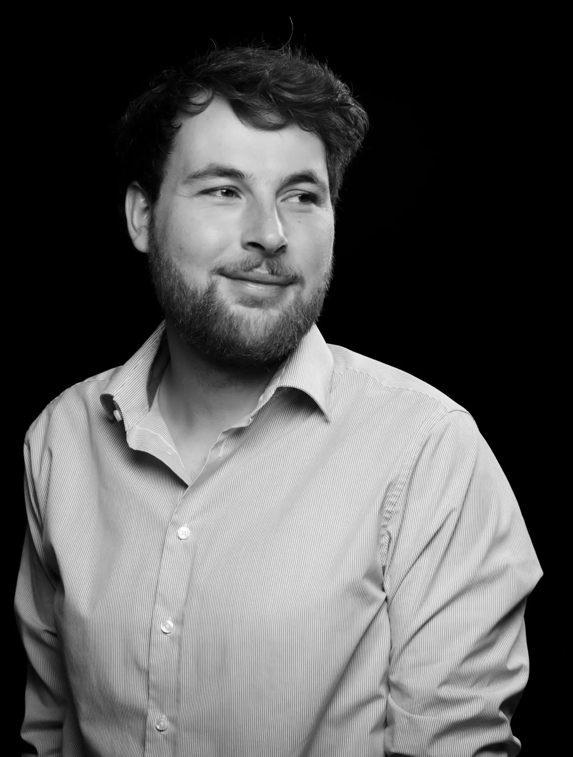 Portrait eines lächelnden Mannes mit lockigem Haar, Verve Ventures