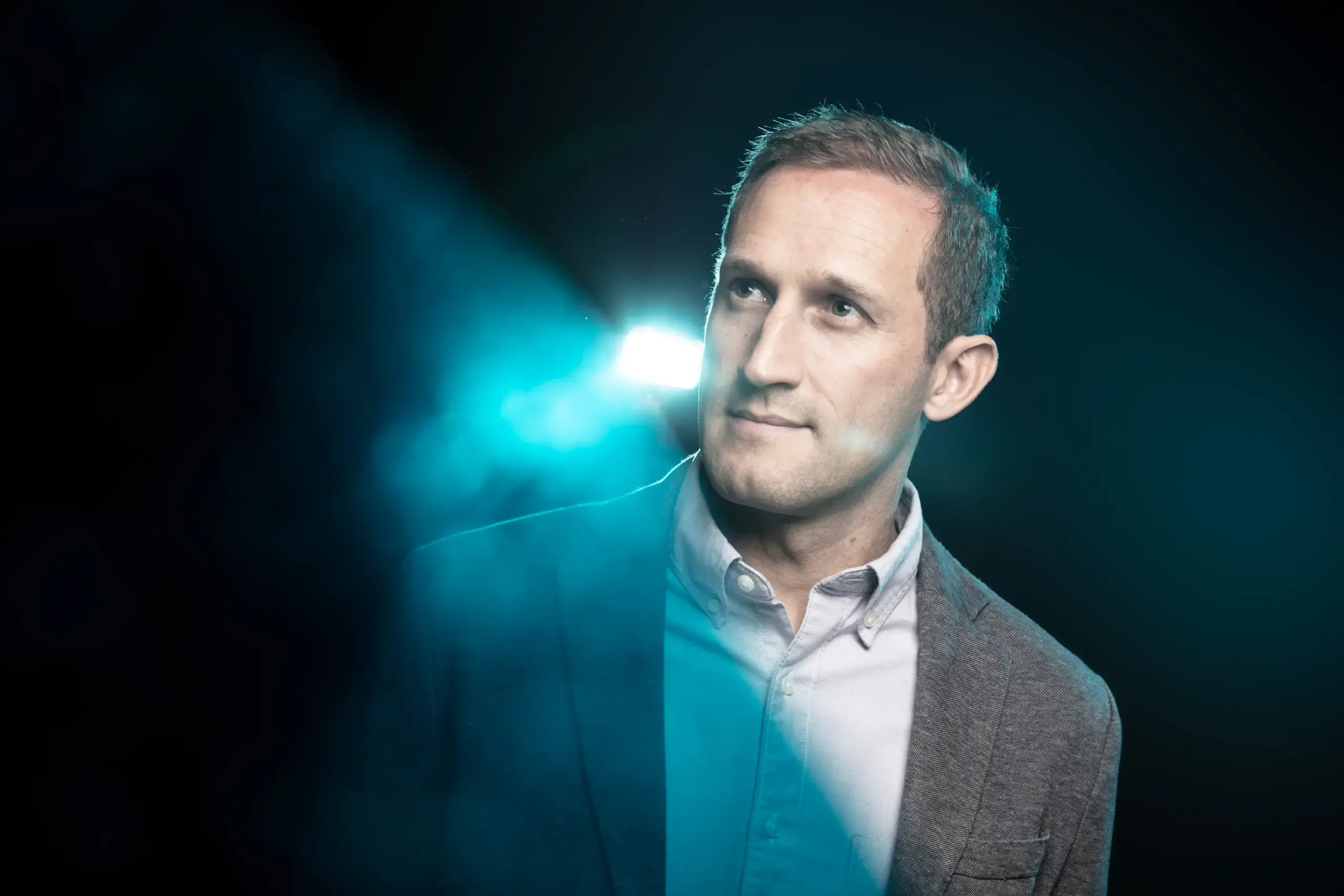 Portrait eines Mannes im Profil, türkis beleuchtet vor dunklem Hintergrund, Verve Ventures
