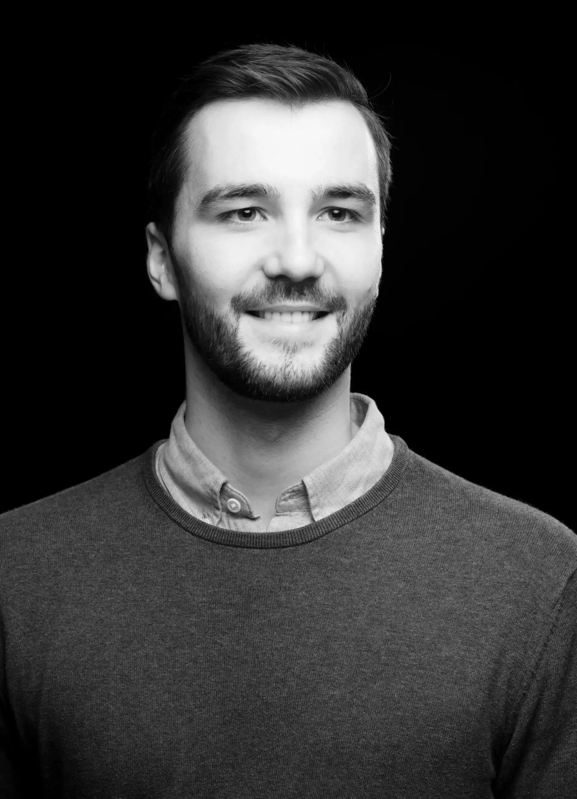 Portrait eines lächelnden Mannes im Pullover, Verve Ventures