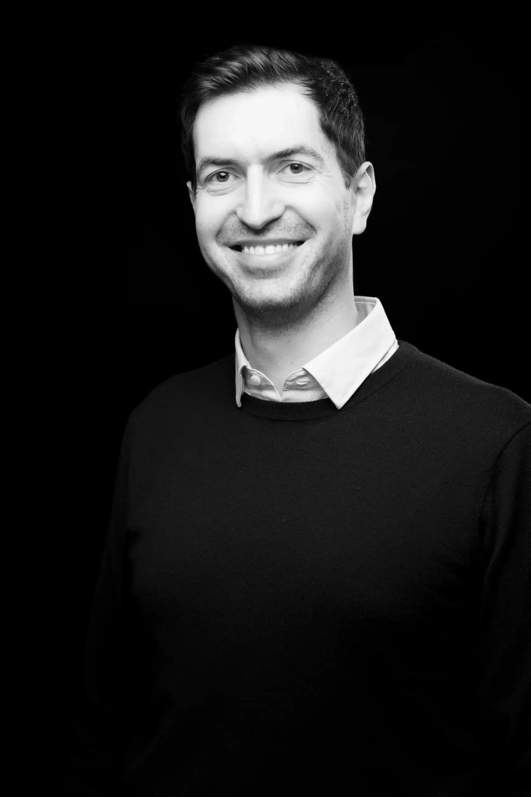Portrait eines lächelnden Mannes im schwarzen Rollkragenpullover, Verve Ventures