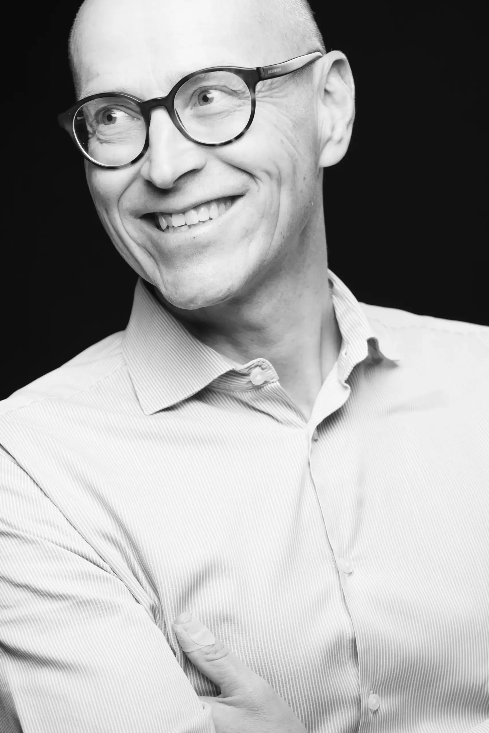 Portrait eines lächelnden Mannes mit runder Brille, Verve Ventures