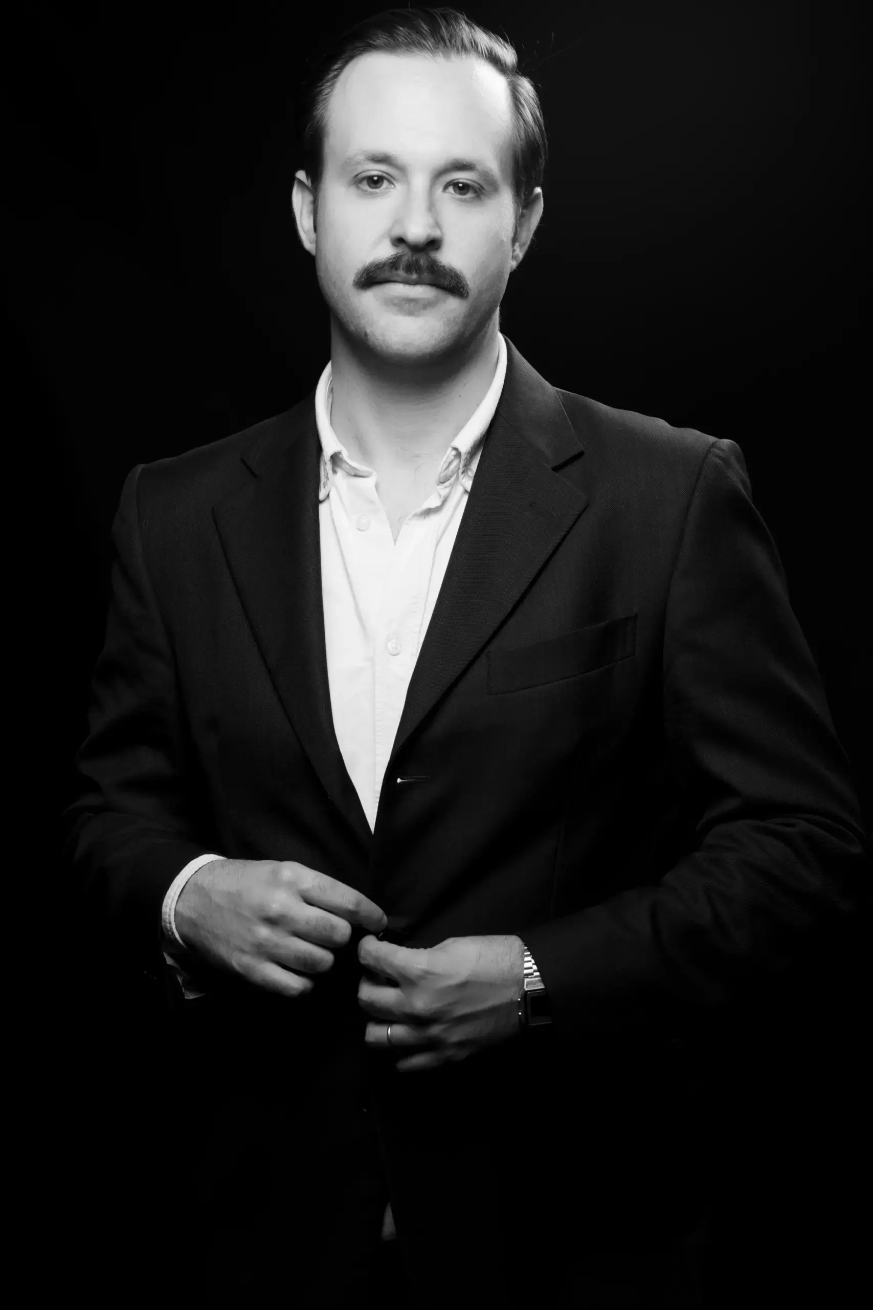 Portrait eines Mannes mit Schnurrbart im dunklen Blazer, Verve Ventures