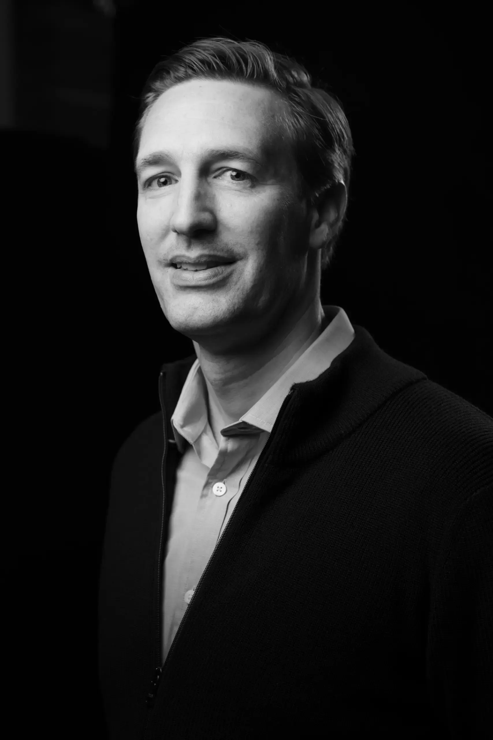 Portrait eines lächelnden Mannes mit verschränkten Armen, Verve Ventures