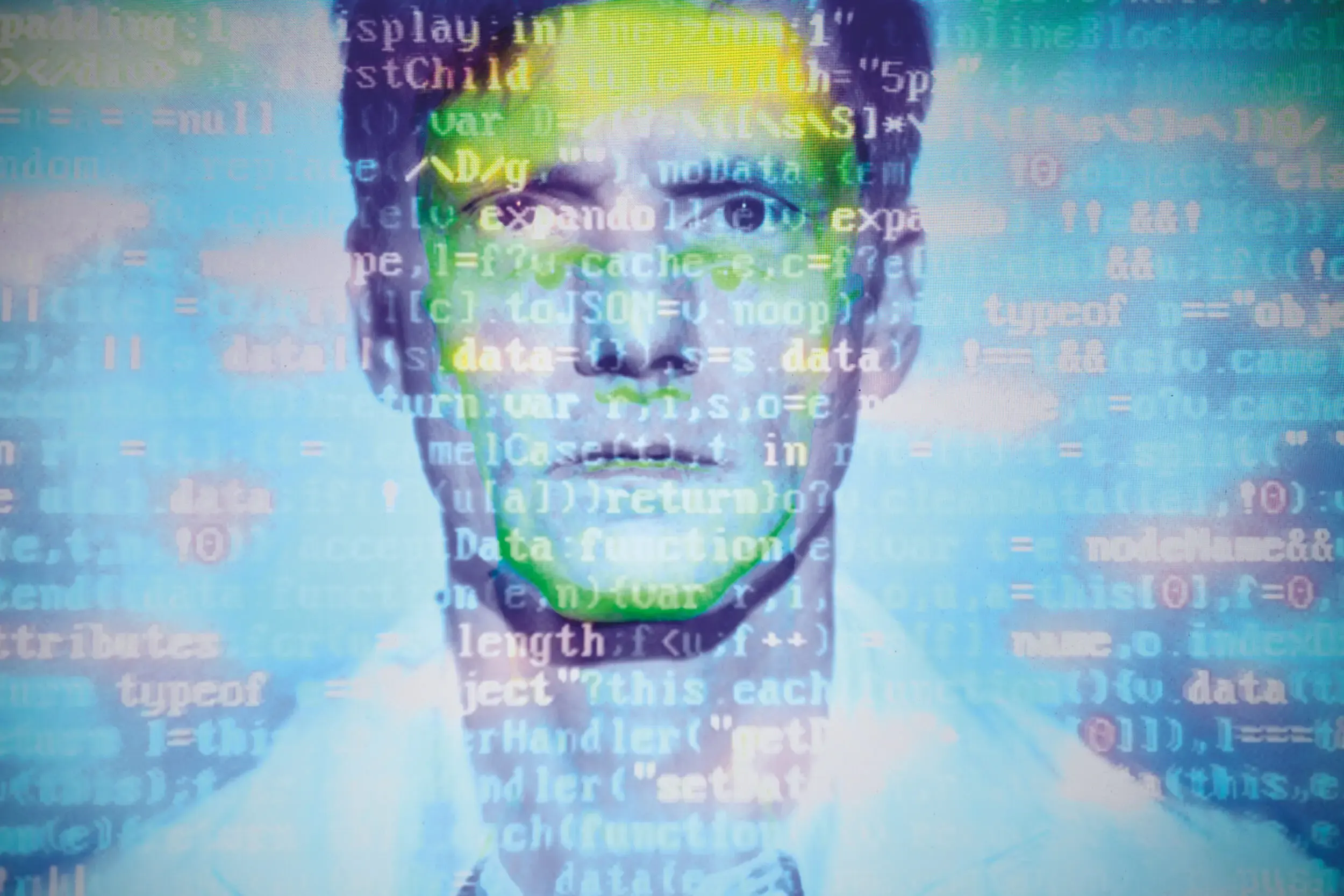 Bühnenfoto aus „Ein Volksfeind“ mit digital überlagertem Gesicht und Programmcode