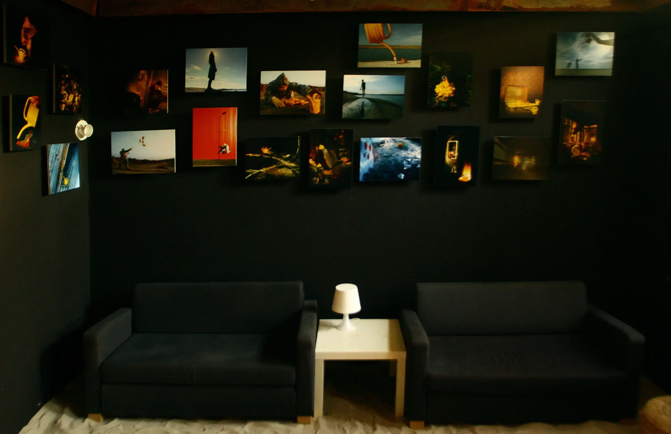 Wand mit kleinformatigen Fotografien in der „We Can“-Ausstellung