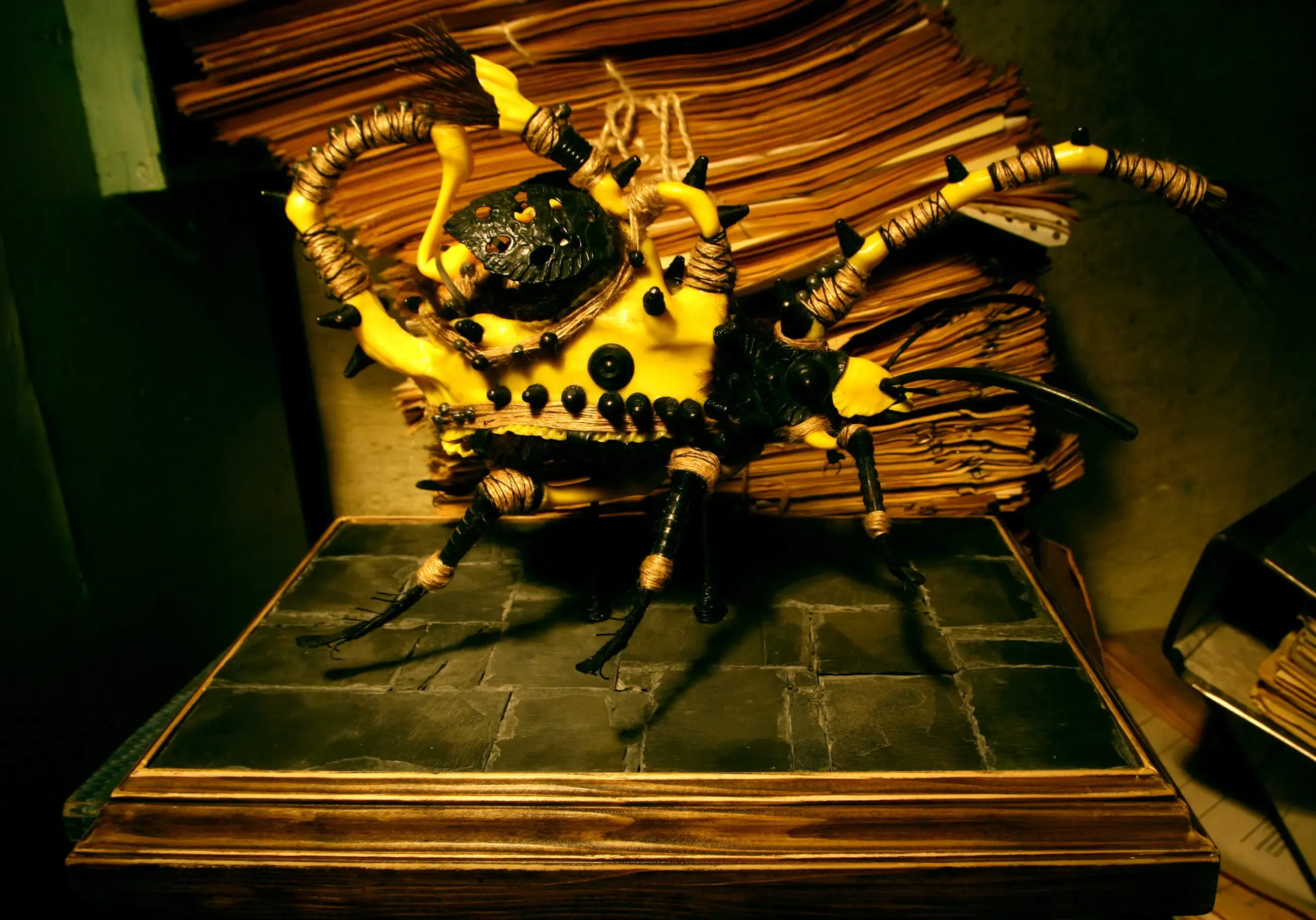 Bug-Can-Figur auf einem Stapel alter Bücher