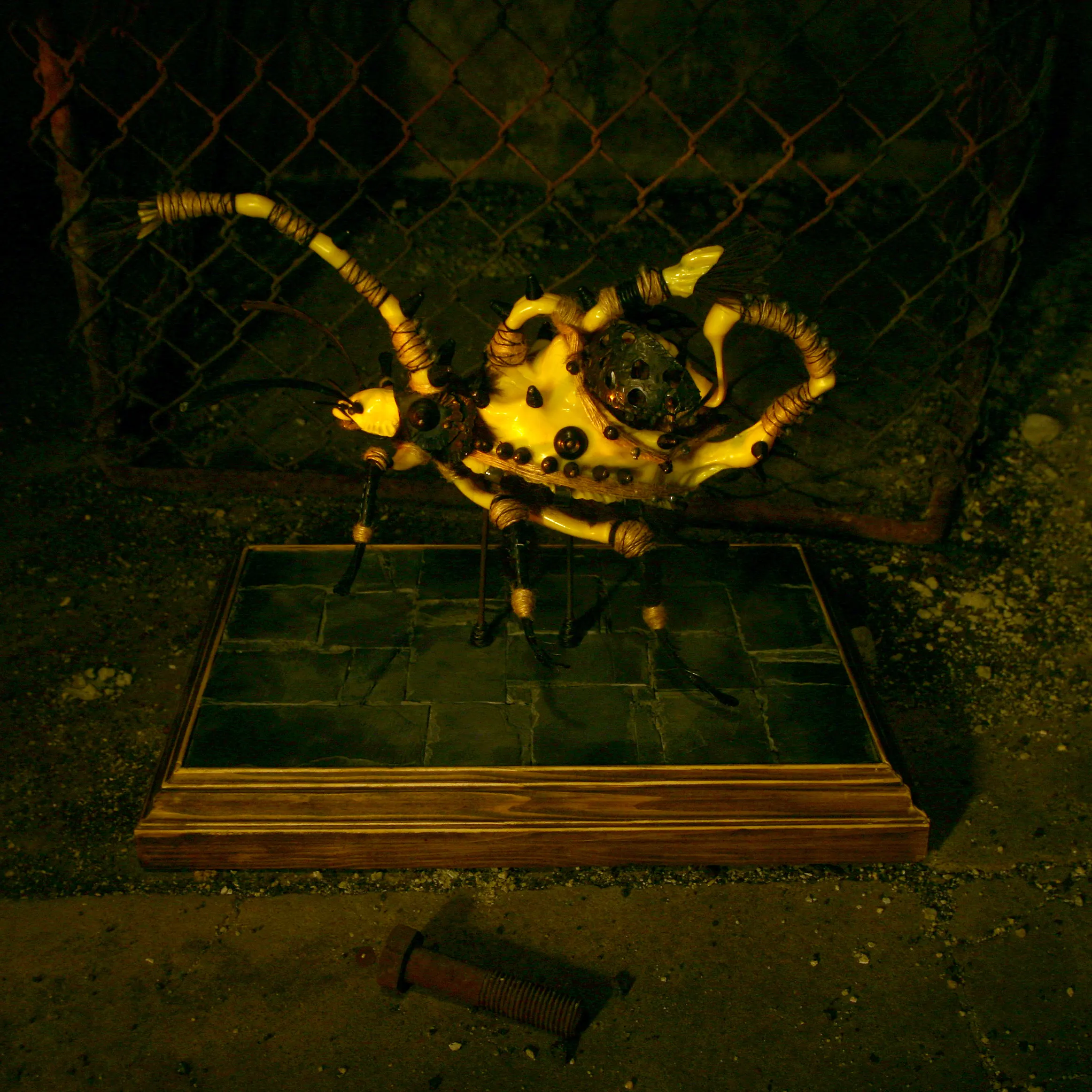 Bug-Can-Figur auf schmutzigem Untergrund bei Nacht
