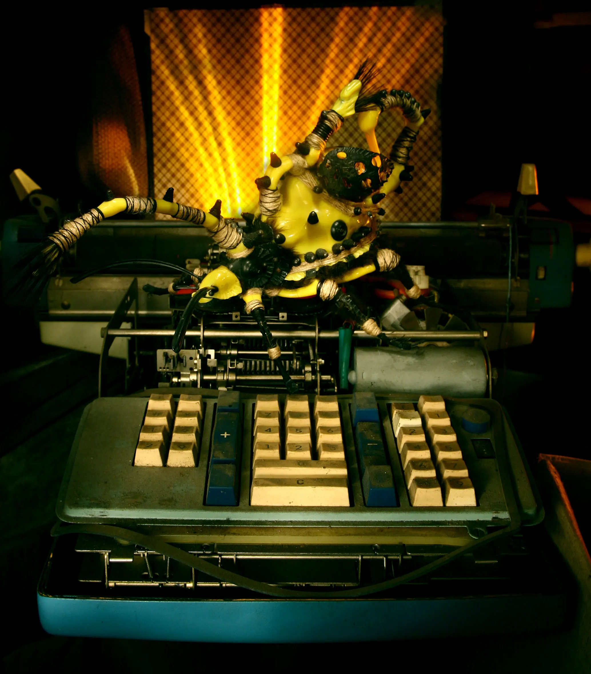 Bug-Can-Figur auf einer alten Schreibmaschine