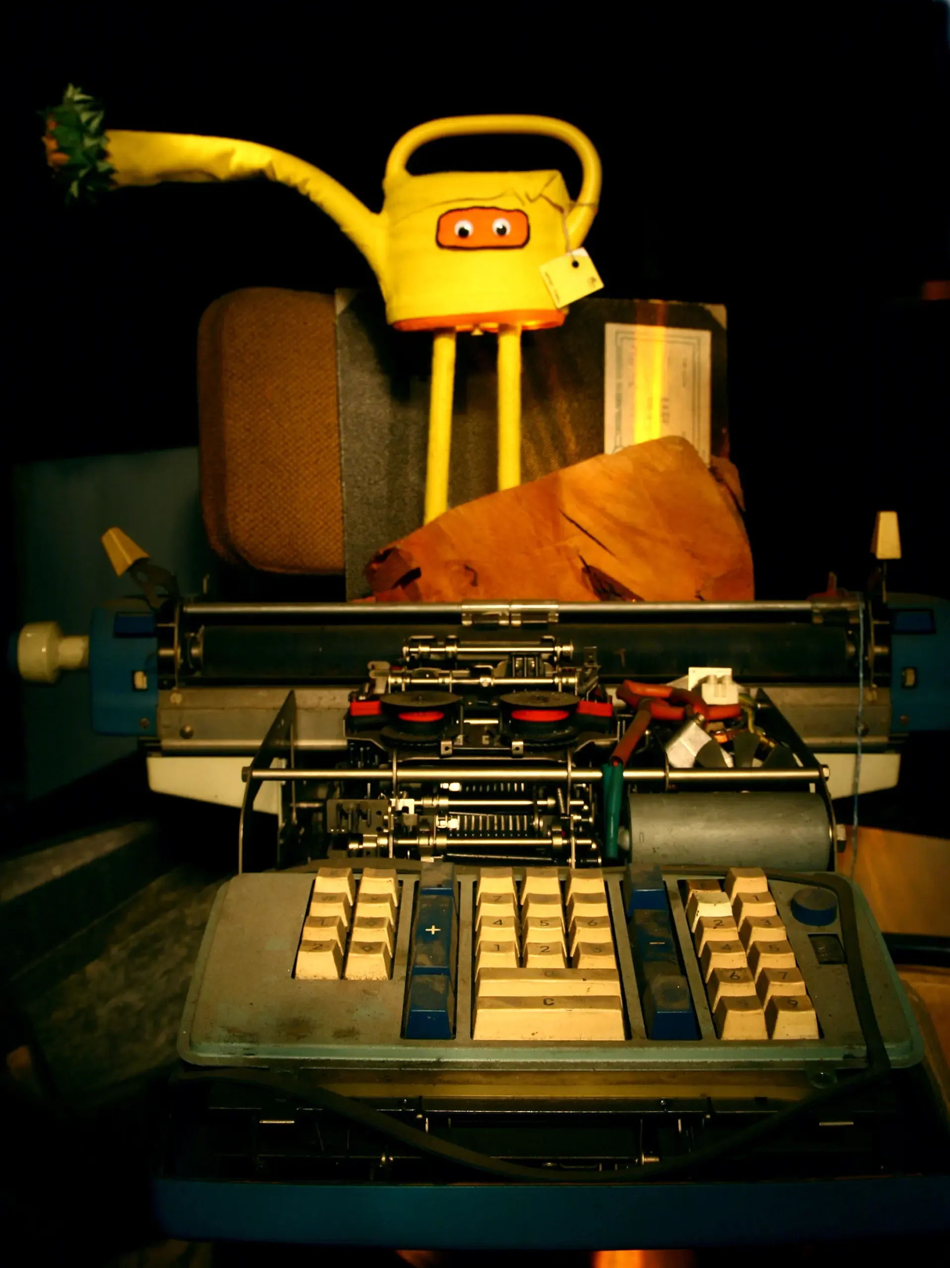 Can-Figur auf einer alten Schreibmaschine, warm beleuchtet