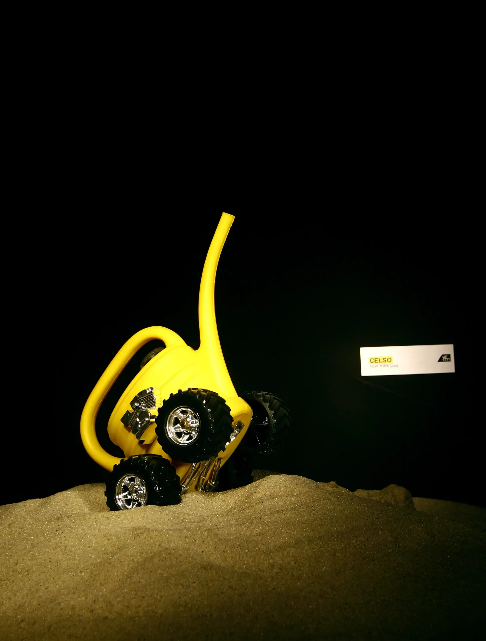 „Can“-Skulptur auf Rädern in einer Sandlandschaft von Celso
