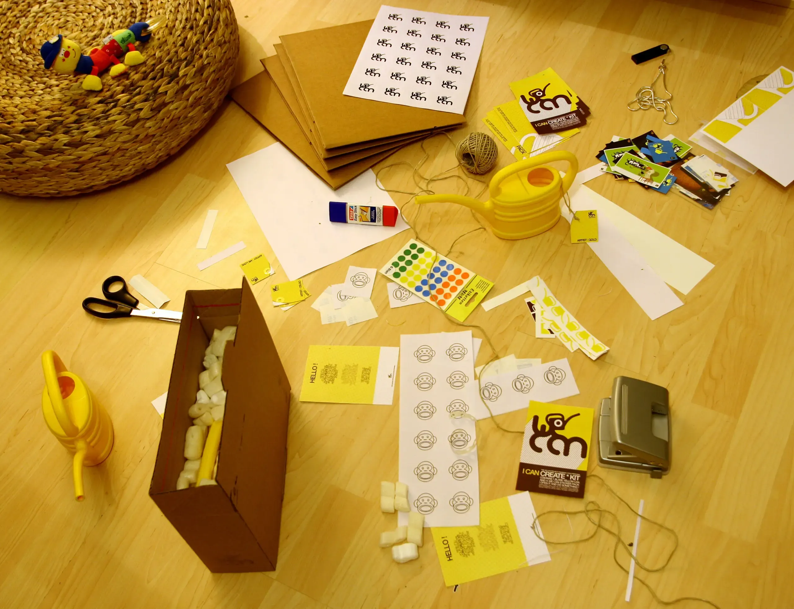Bastelmaterial des „I Can Create Kit“ auf einem Tisch ausgebreitet