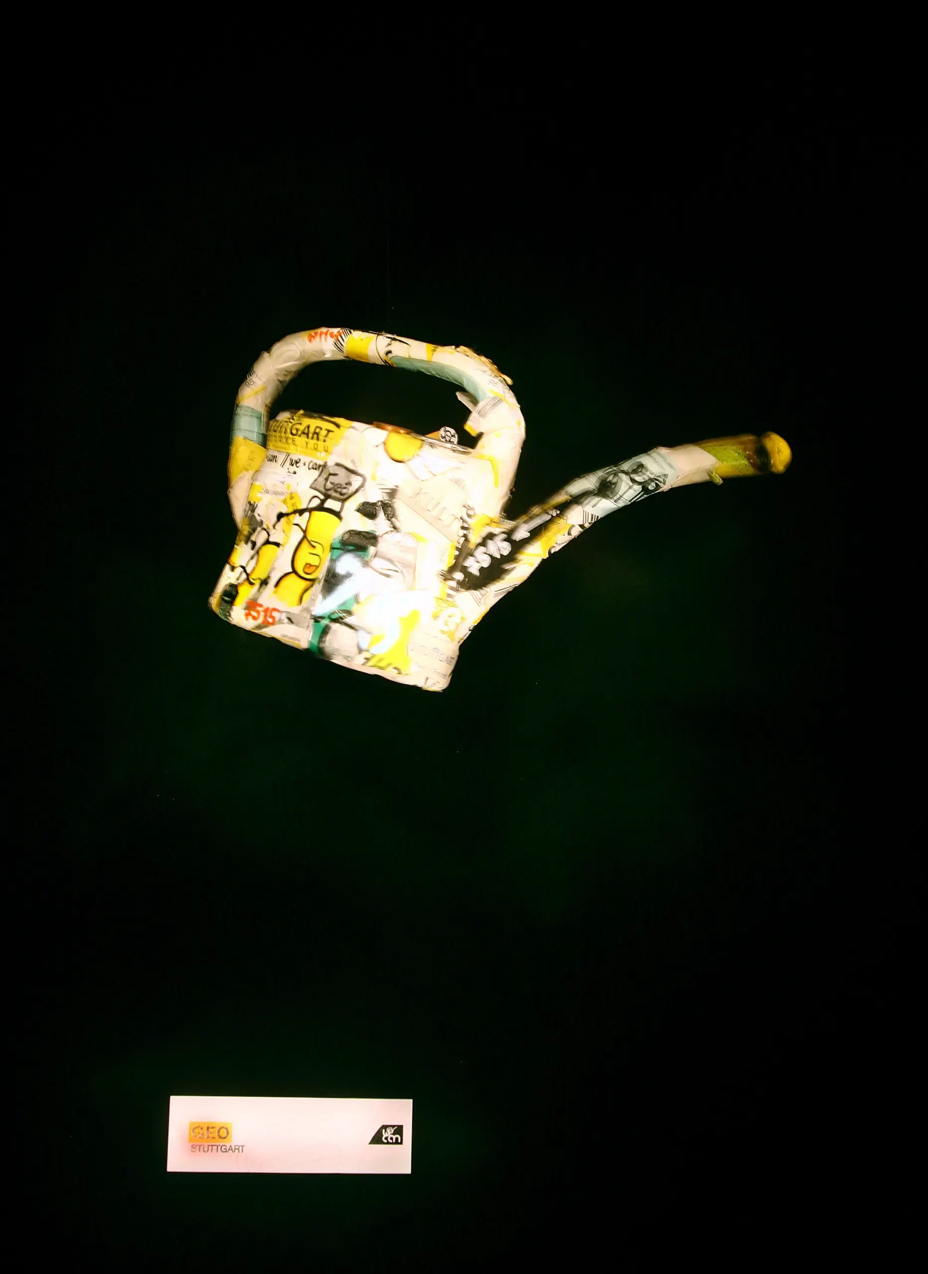 Weiss grundierte „Can“-Skulptur mit bunten Graffiti-Mustern von Geo