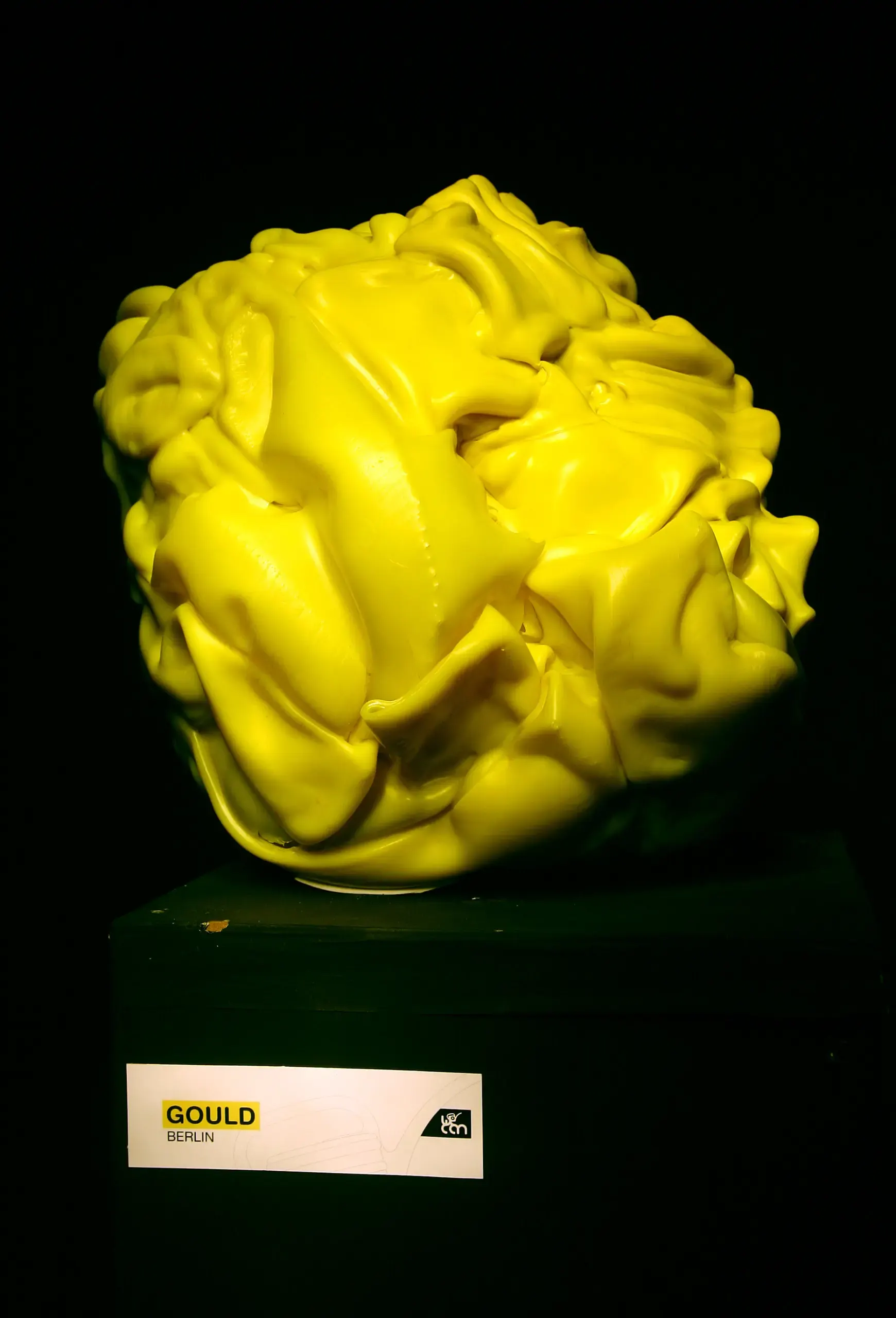 Zerknüllt wirkende gelbe „Can“-Skulptur von Gould