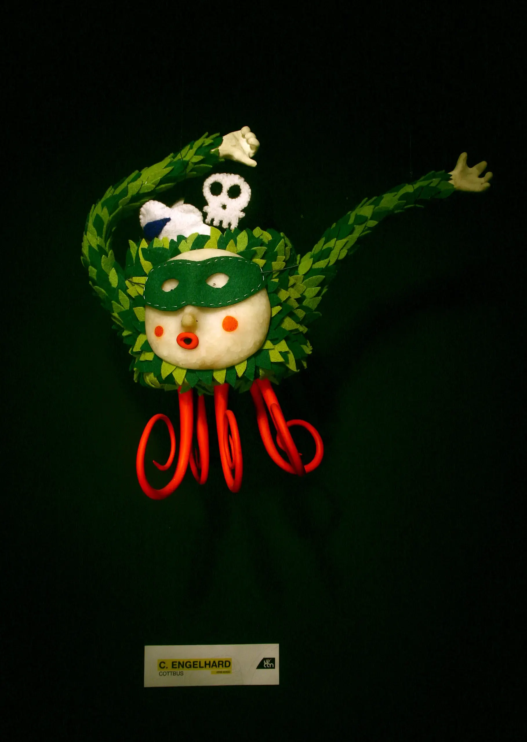 Grün behaarte „Can“-Figur mit Totenkopfmaske von Kong