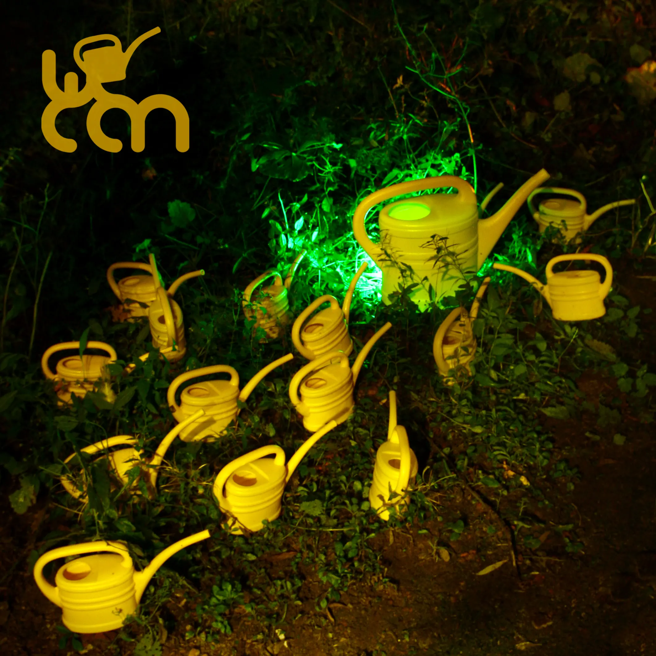 Leuchtendes „We Can“-Logo zwischen Pflanzen im nächtlichen Wald