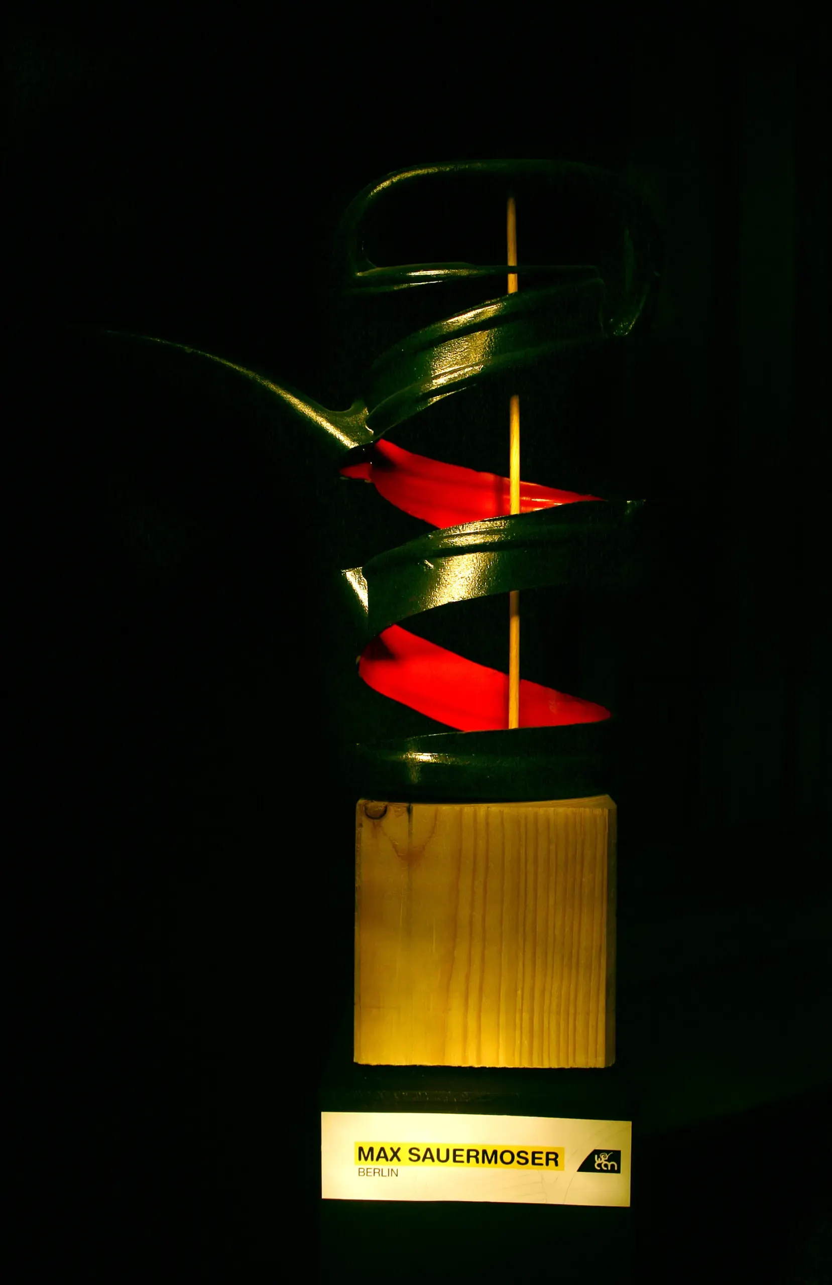 Abstrakte „Can“-Skulptur mit rotem Segel von Max Sauermoser