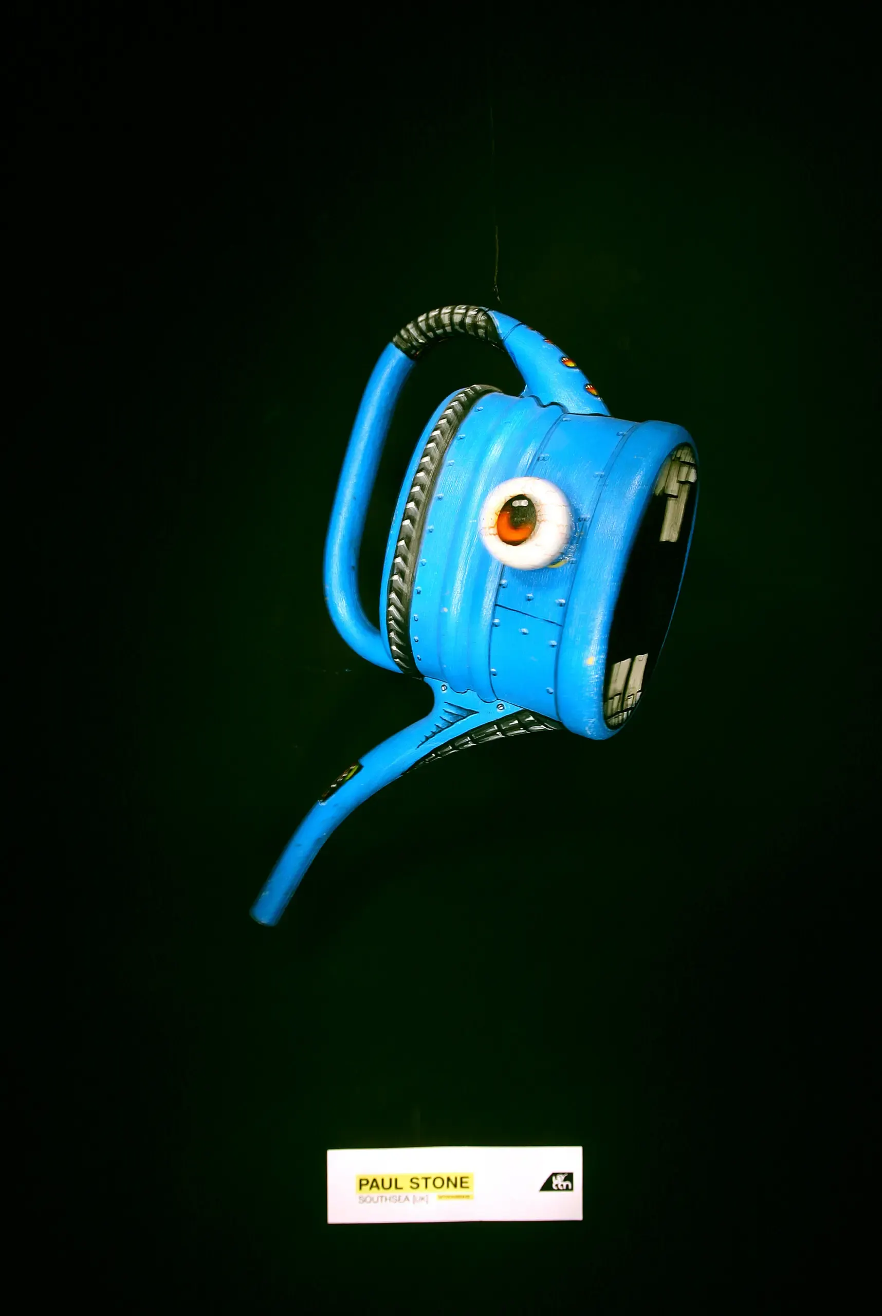 Blaue „Can“-Skulptur mit aufgemaltem Auge von Mydogsighs