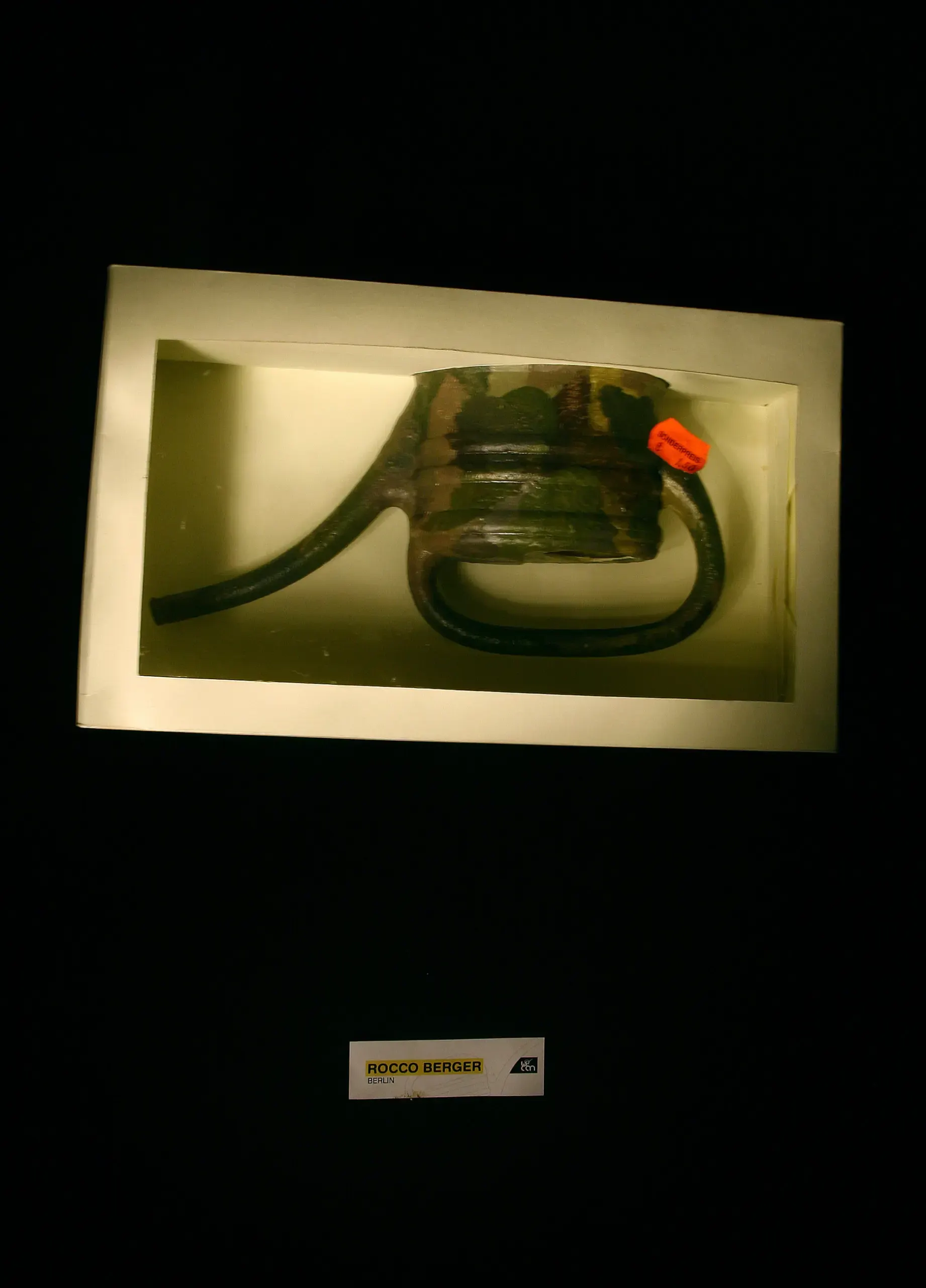 Schwarze „Can“-Skulptur von Rocco Berger in einer Vitrine