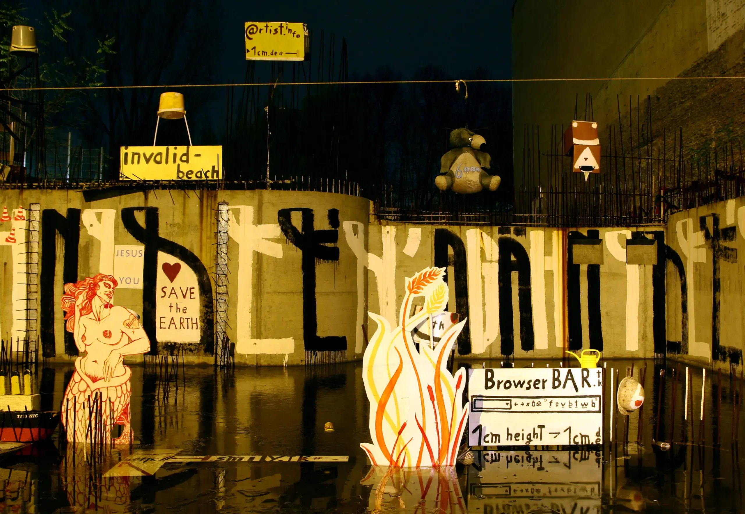 Can-Figur vor Strassenkunst mit der Aufschrift „Invalid Beach“