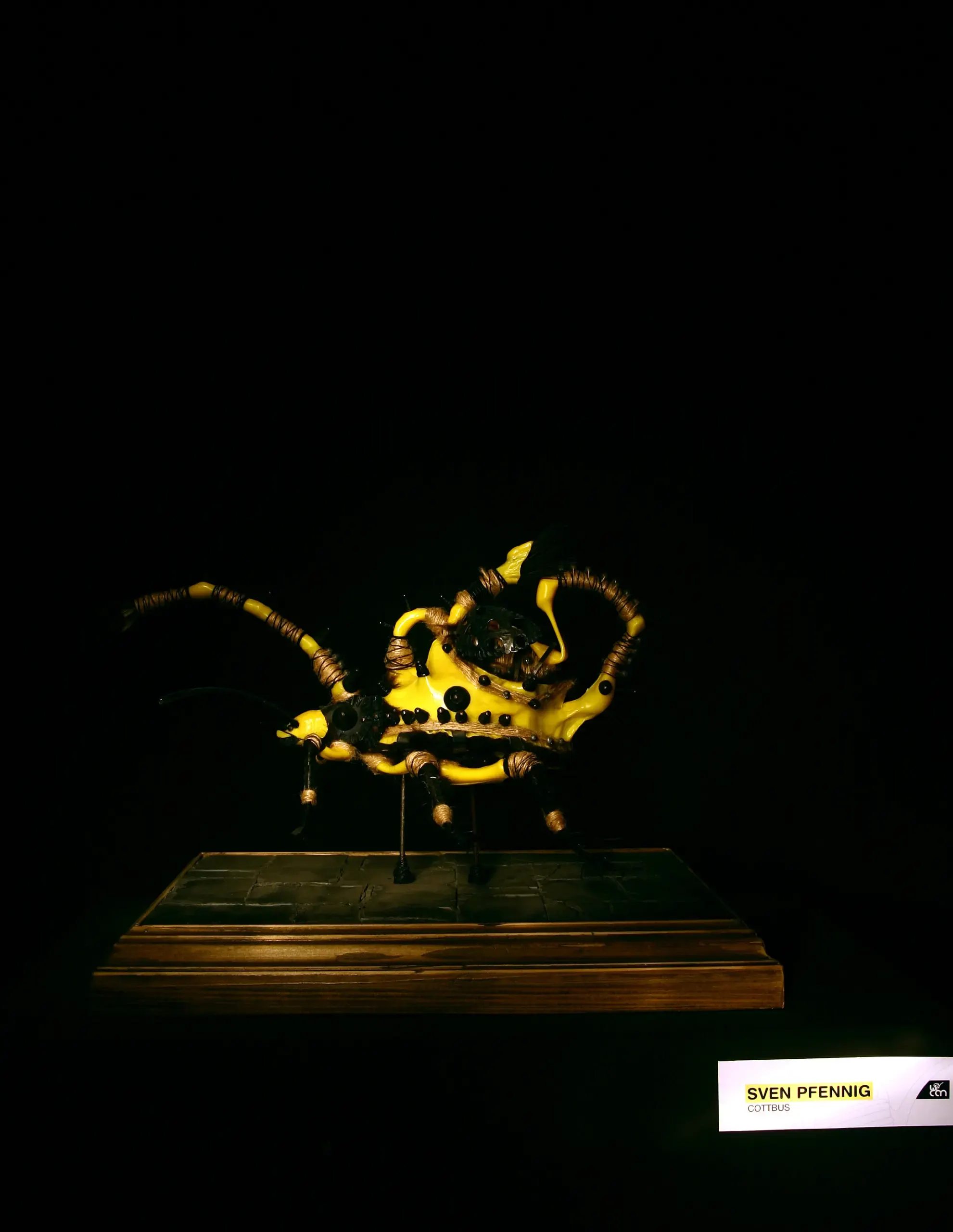 Spinnenartige „Can“-Skulptur von Sven Pfennig auf einem Sockel