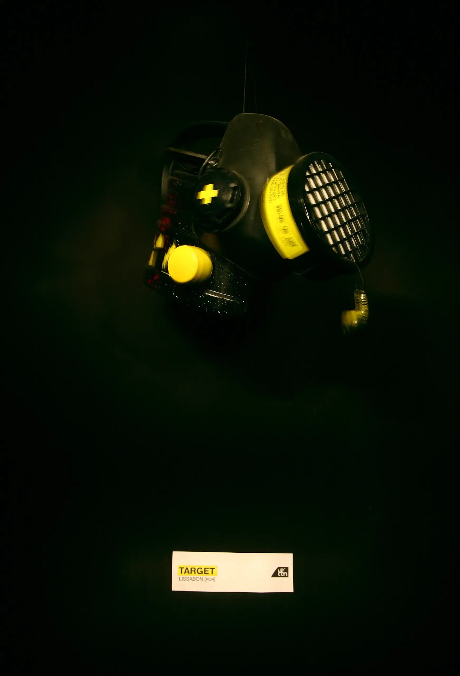 „Can“-Skulptur mit Gasmaske, Werk von Target
