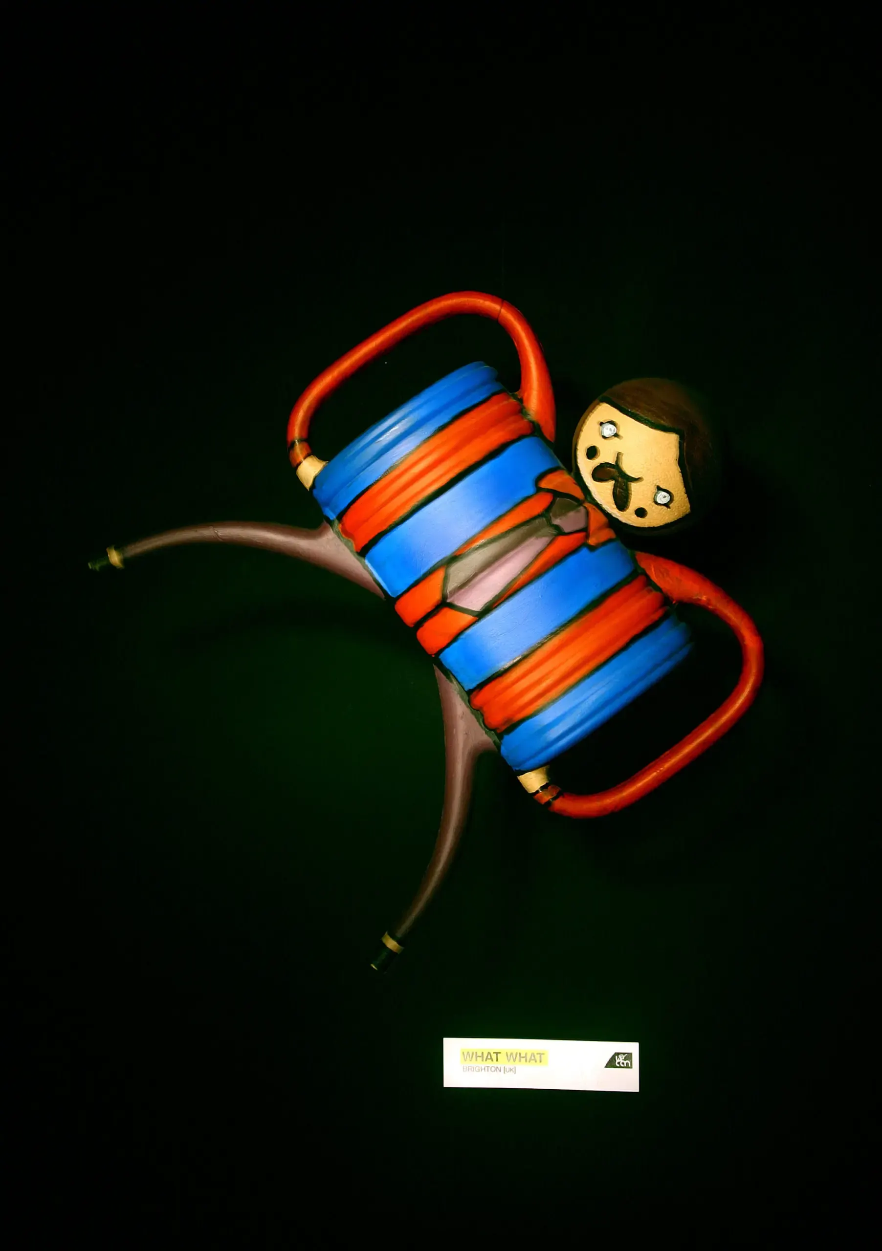 Bunte „Can“-Skulptur mit kleiner Figur, Werk von Whatwhat